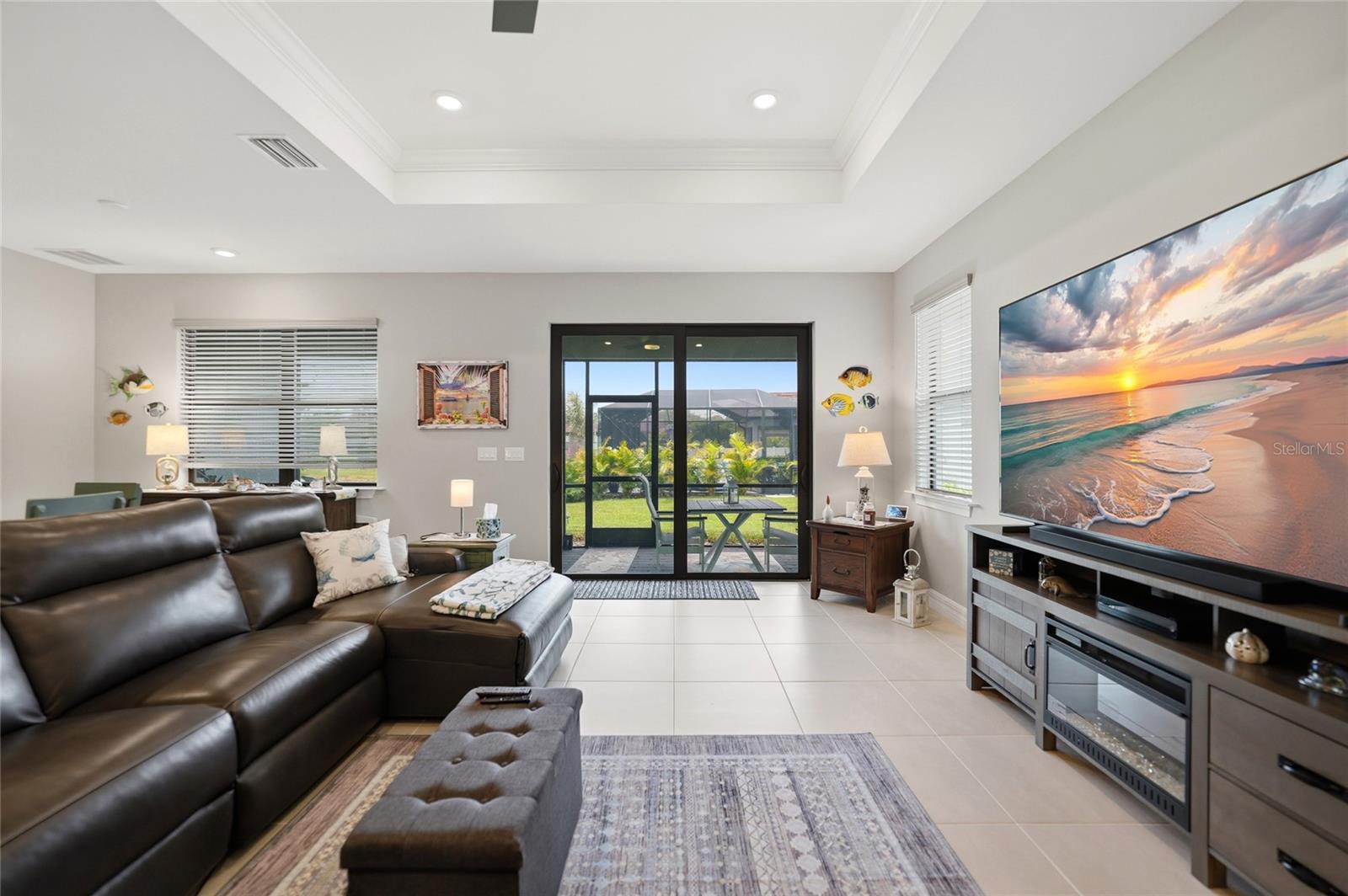 2117 LAURIFOLIA CT