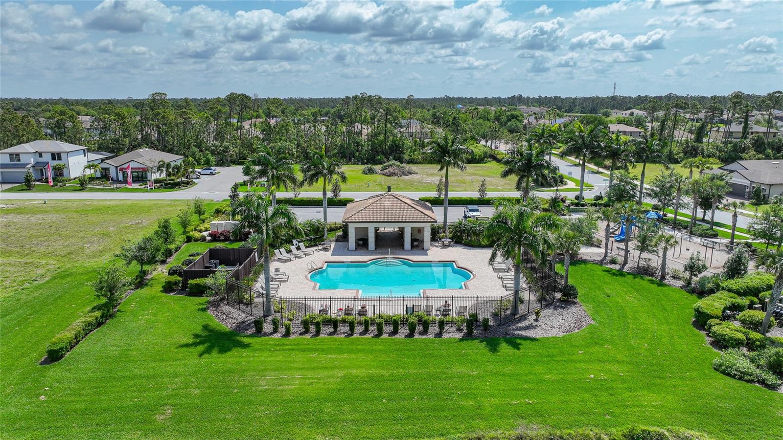 2117 LAURIFOLIA CT