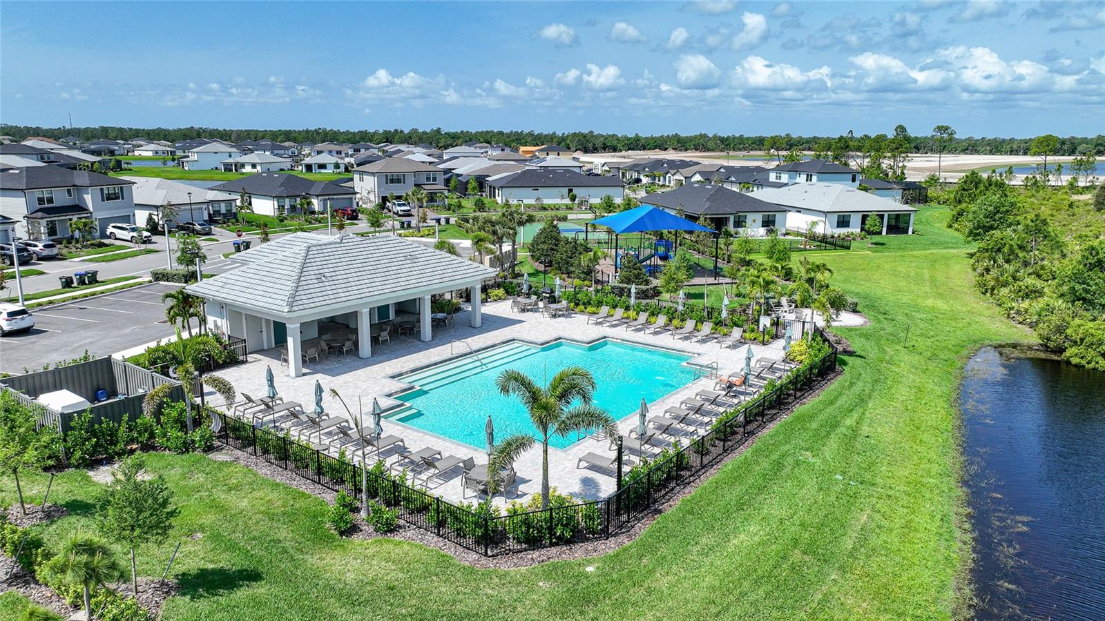 2117 LAURIFOLIA CT