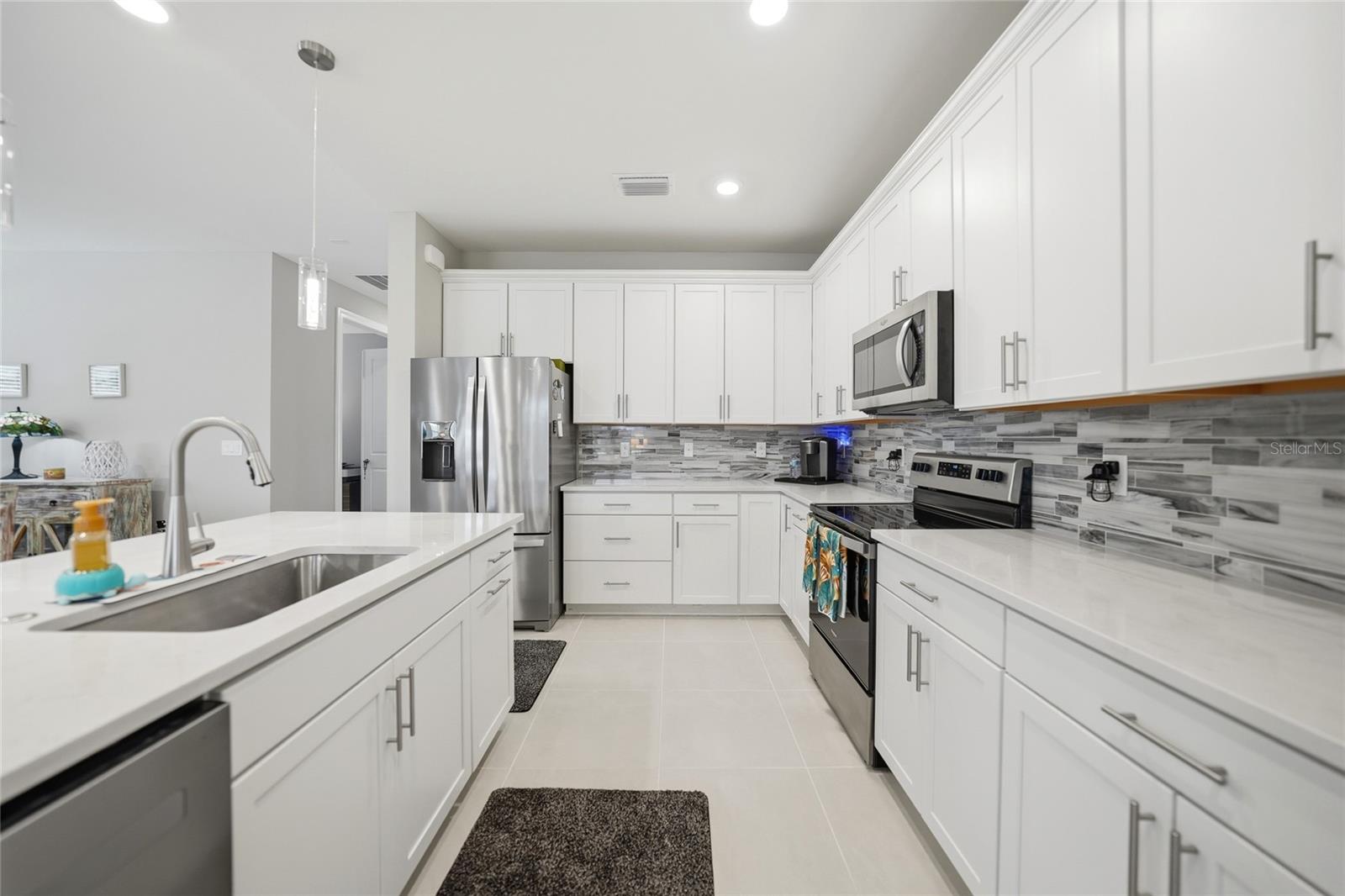2117 LAURIFOLIA CT