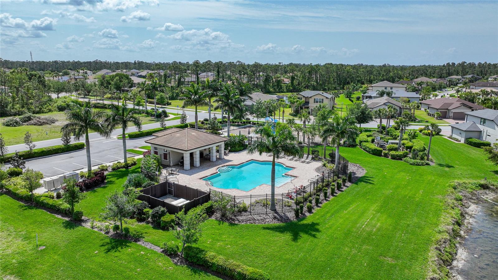 2117 LAURIFOLIA CT