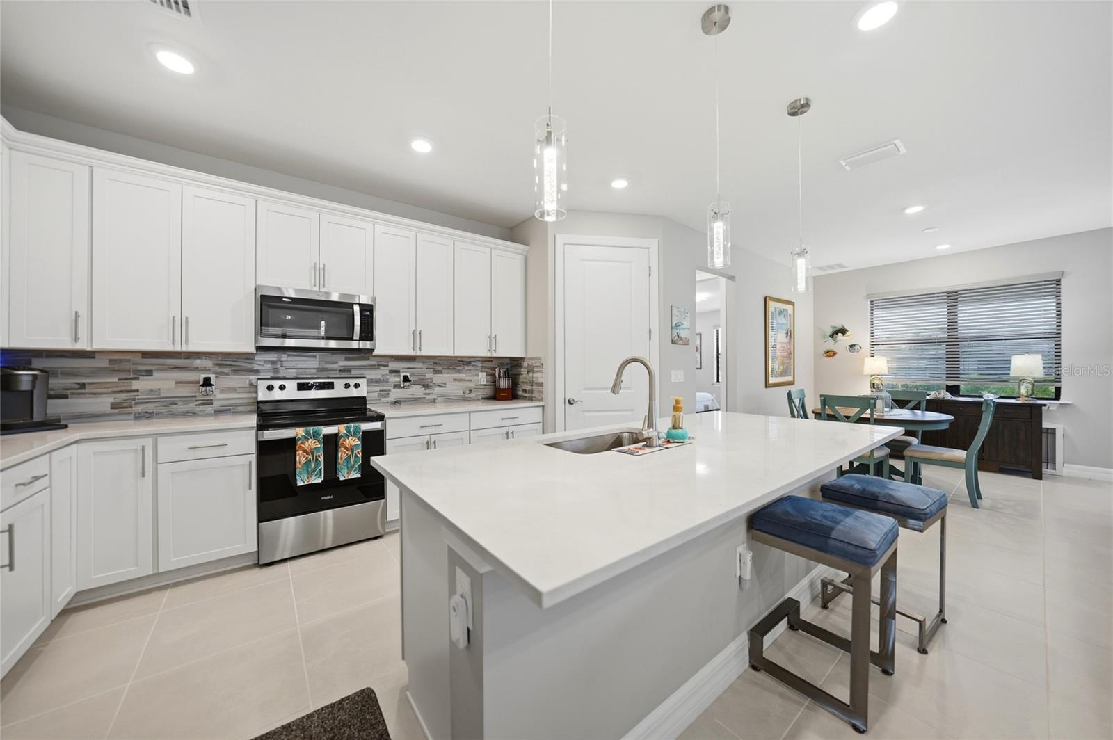 2117 LAURIFOLIA CT