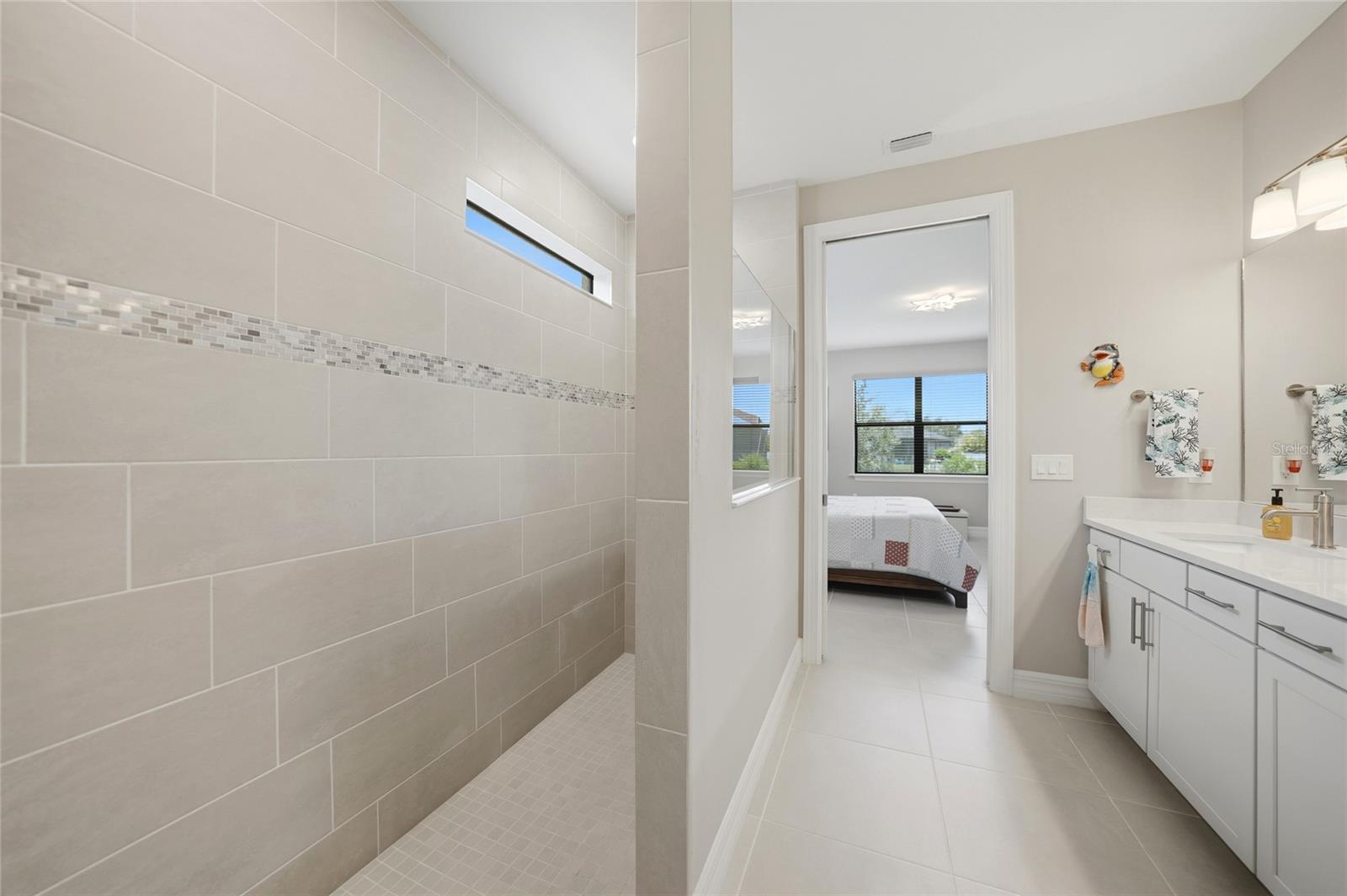2117 LAURIFOLIA CT