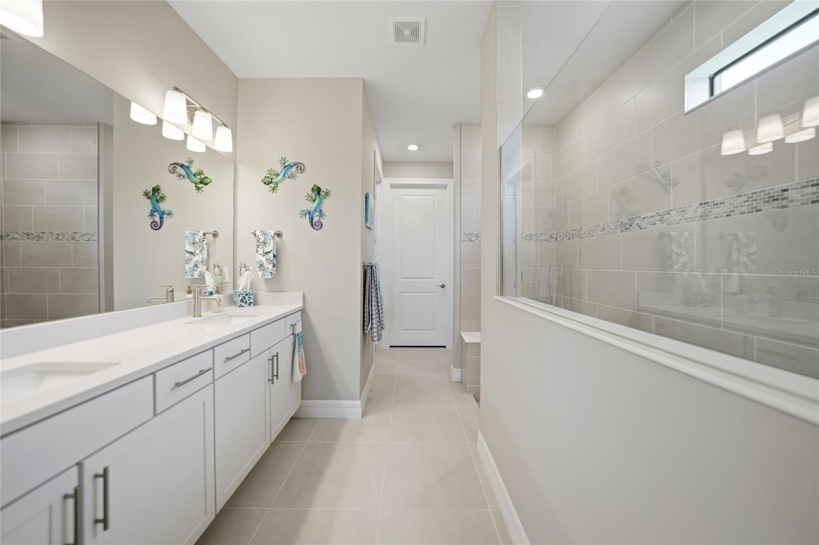 2117 LAURIFOLIA CT