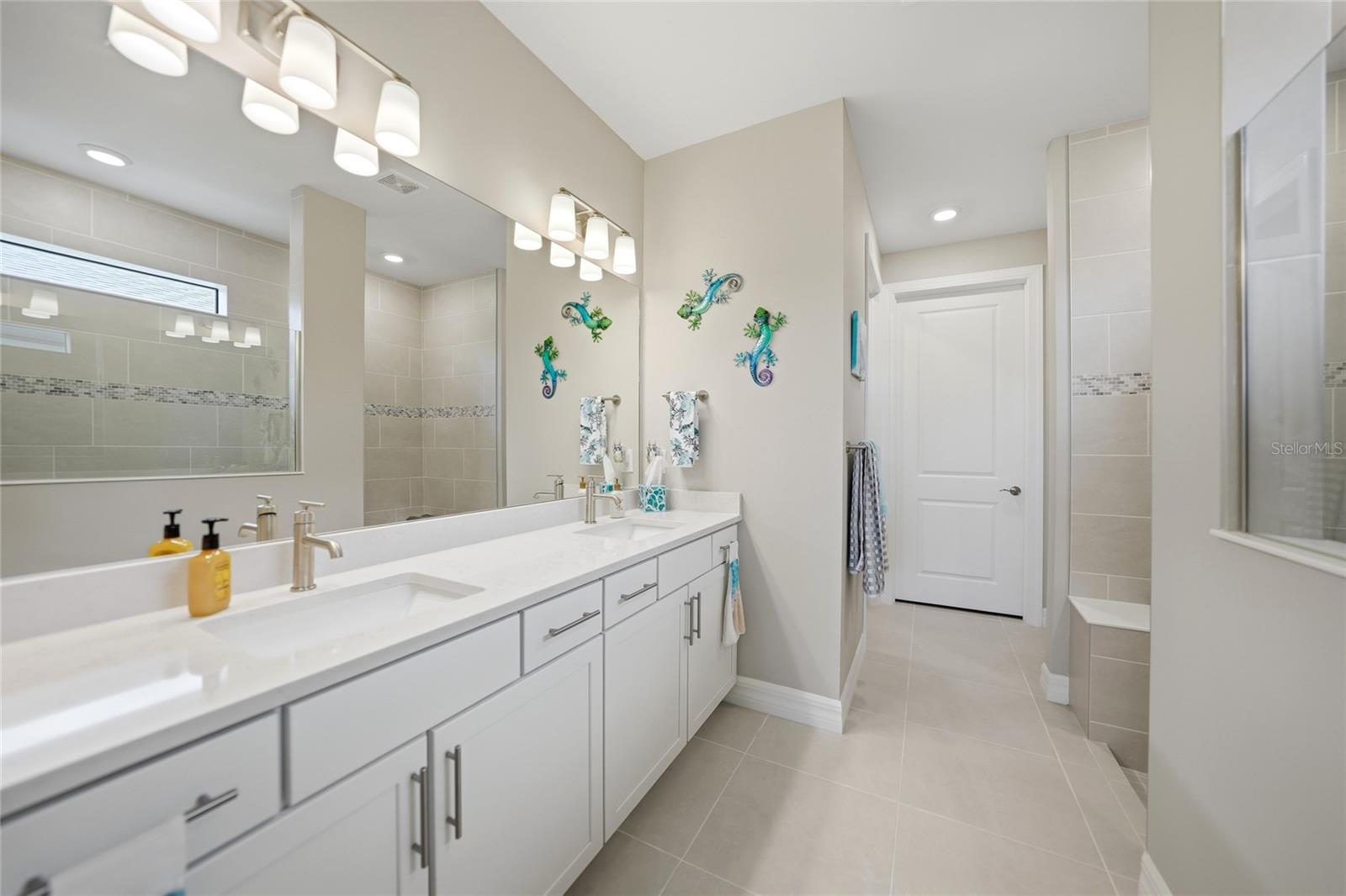 2117 LAURIFOLIA CT