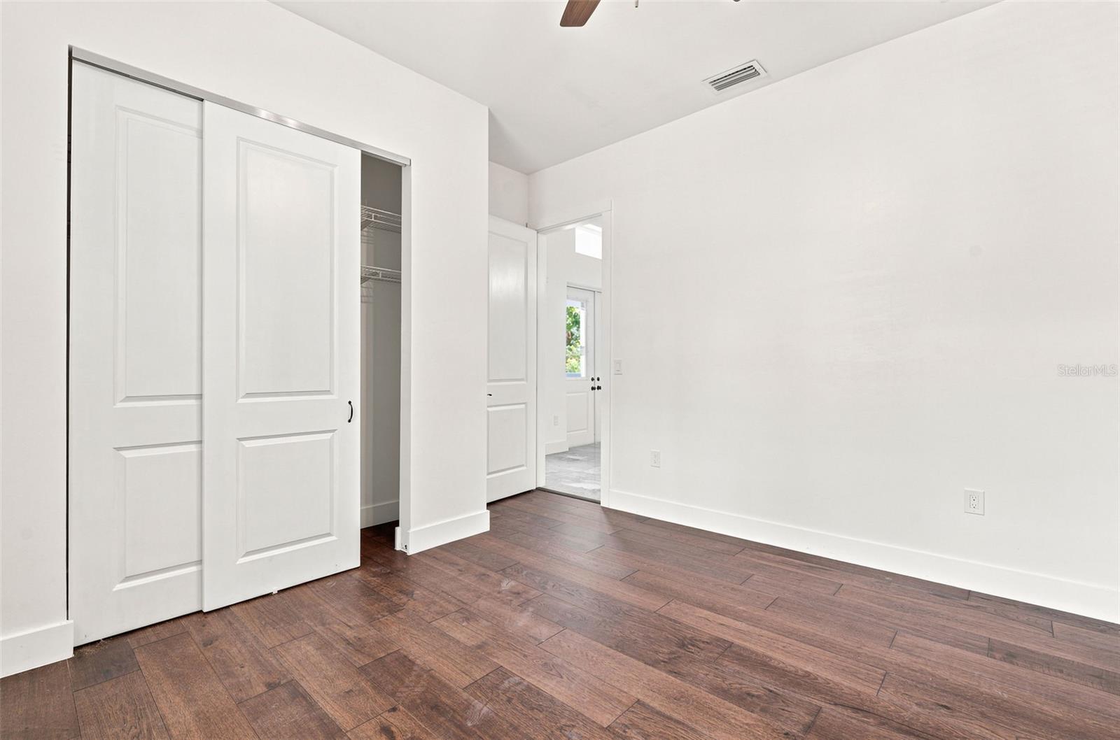 1853 DELLA DR