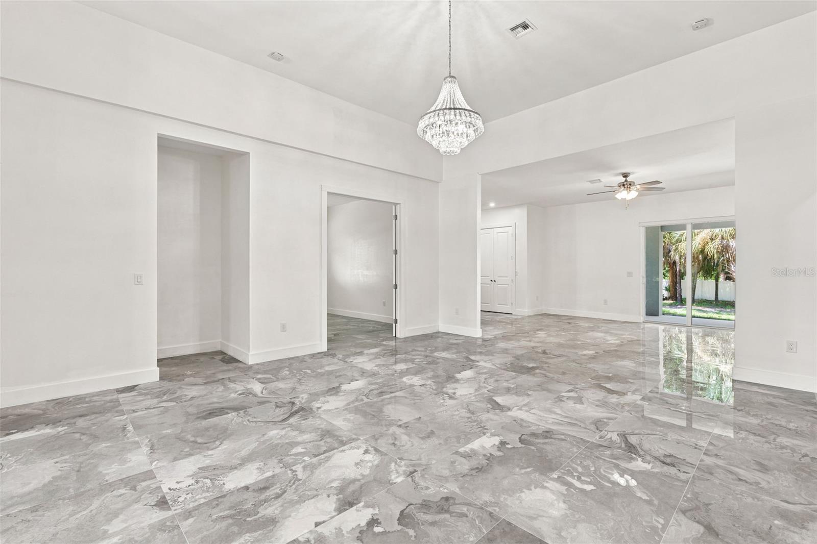 1853 DELLA DR
