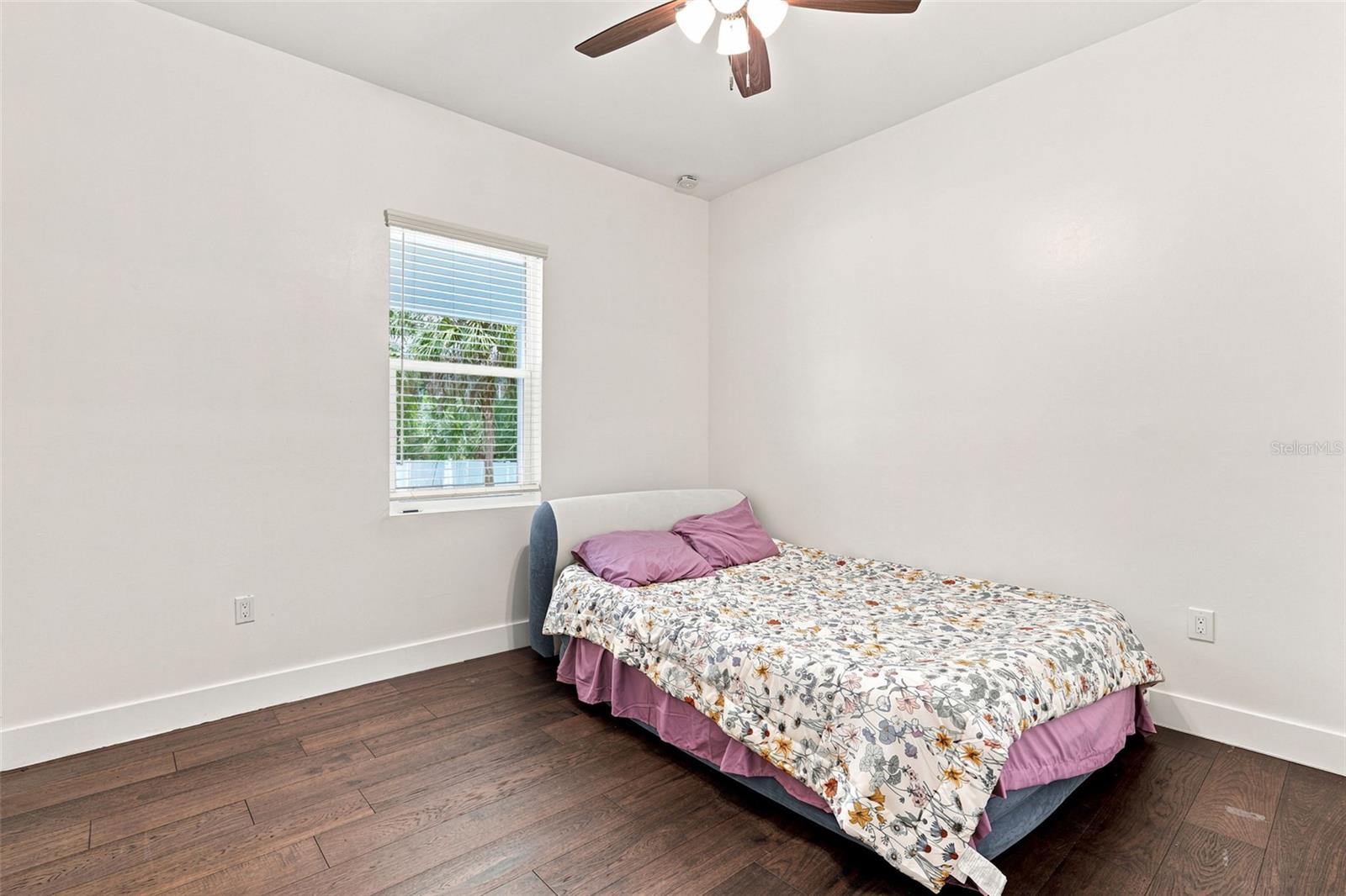 1853 DELLA DR