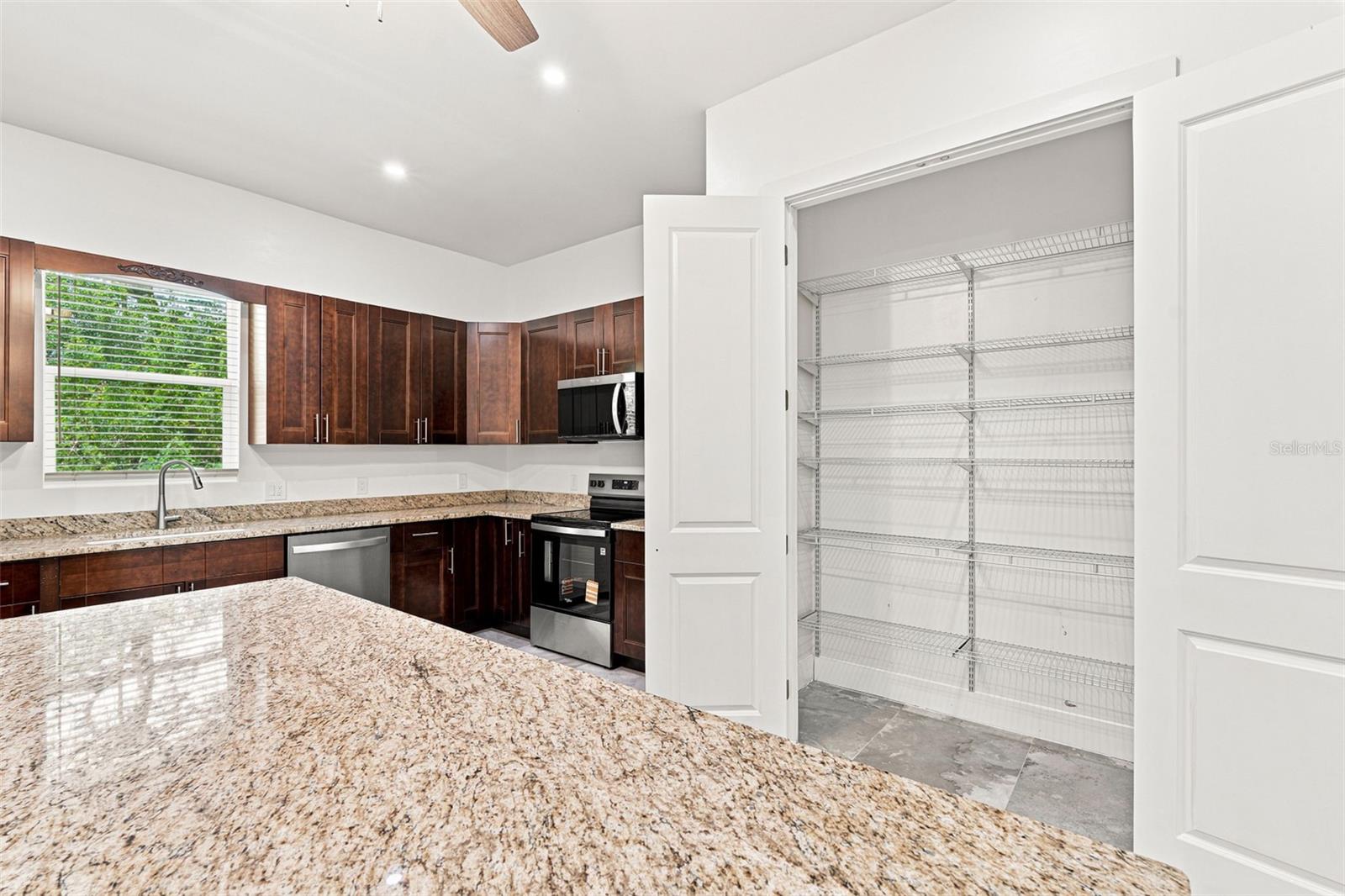 1853 DELLA DR