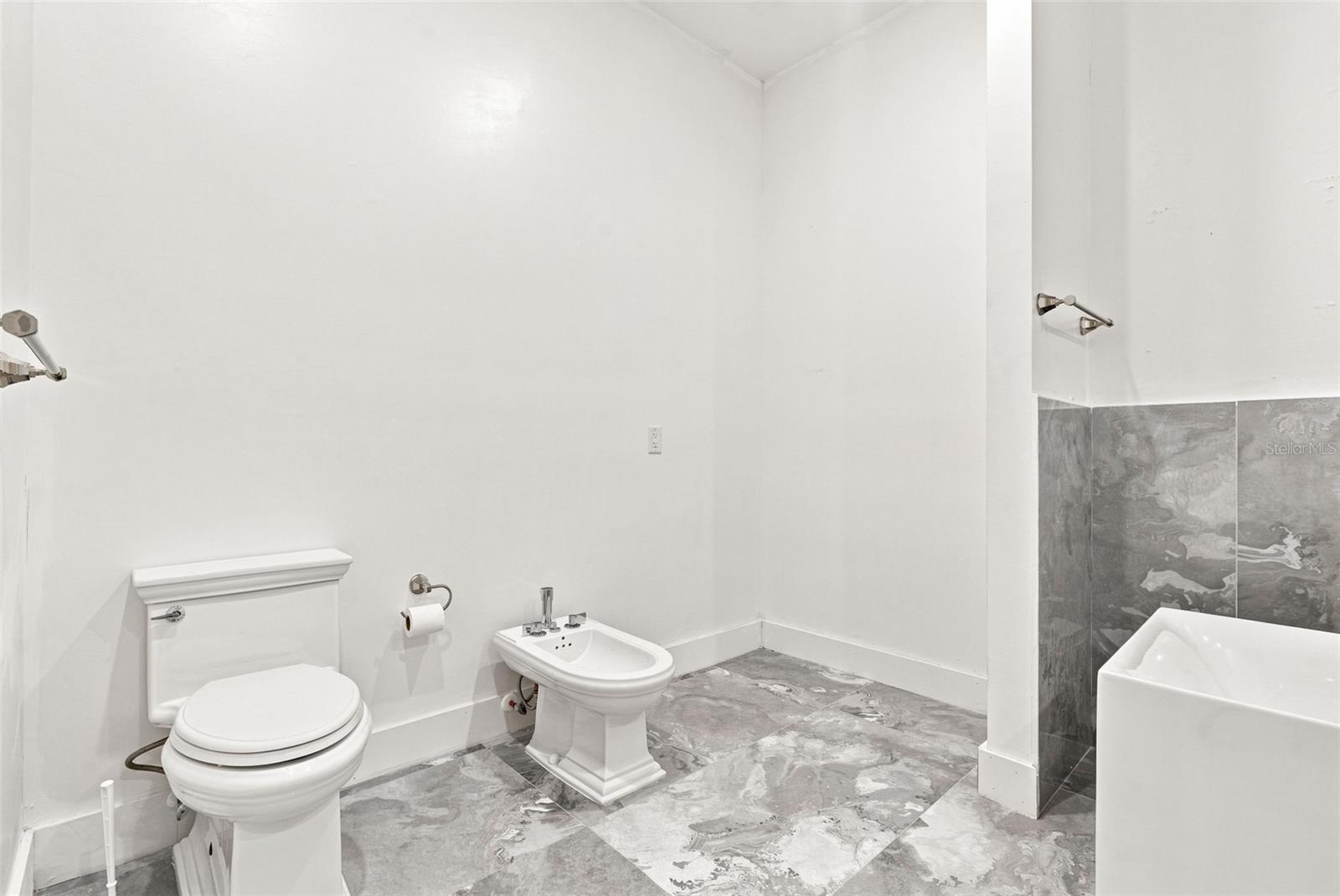 1853 DELLA DR