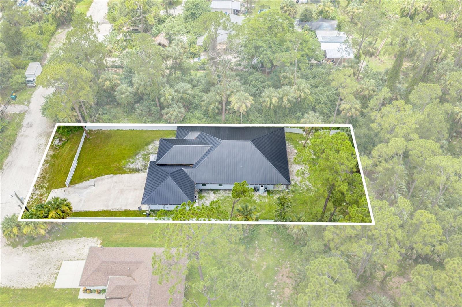 1853 DELLA DR