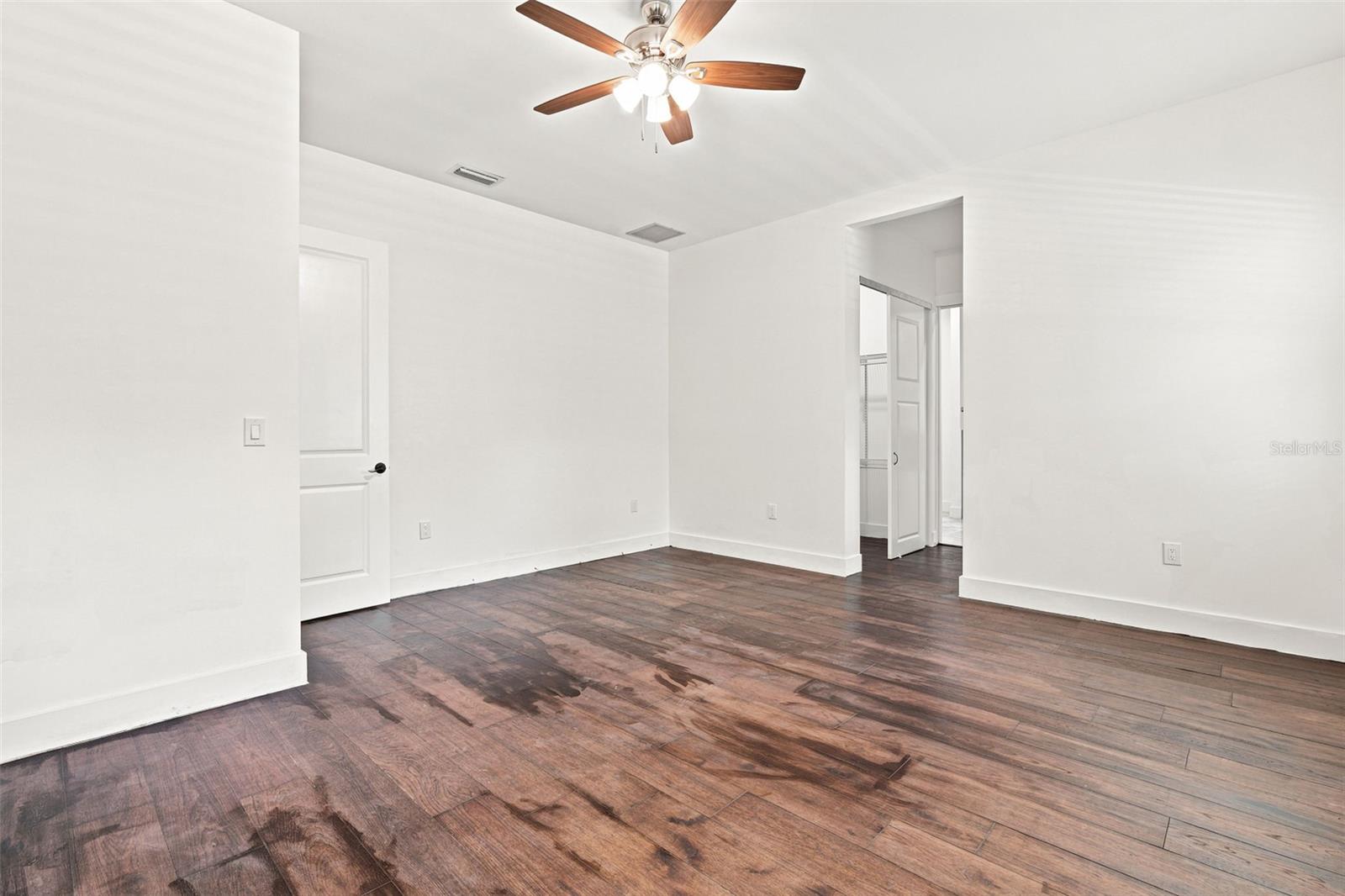 1853 DELLA DR