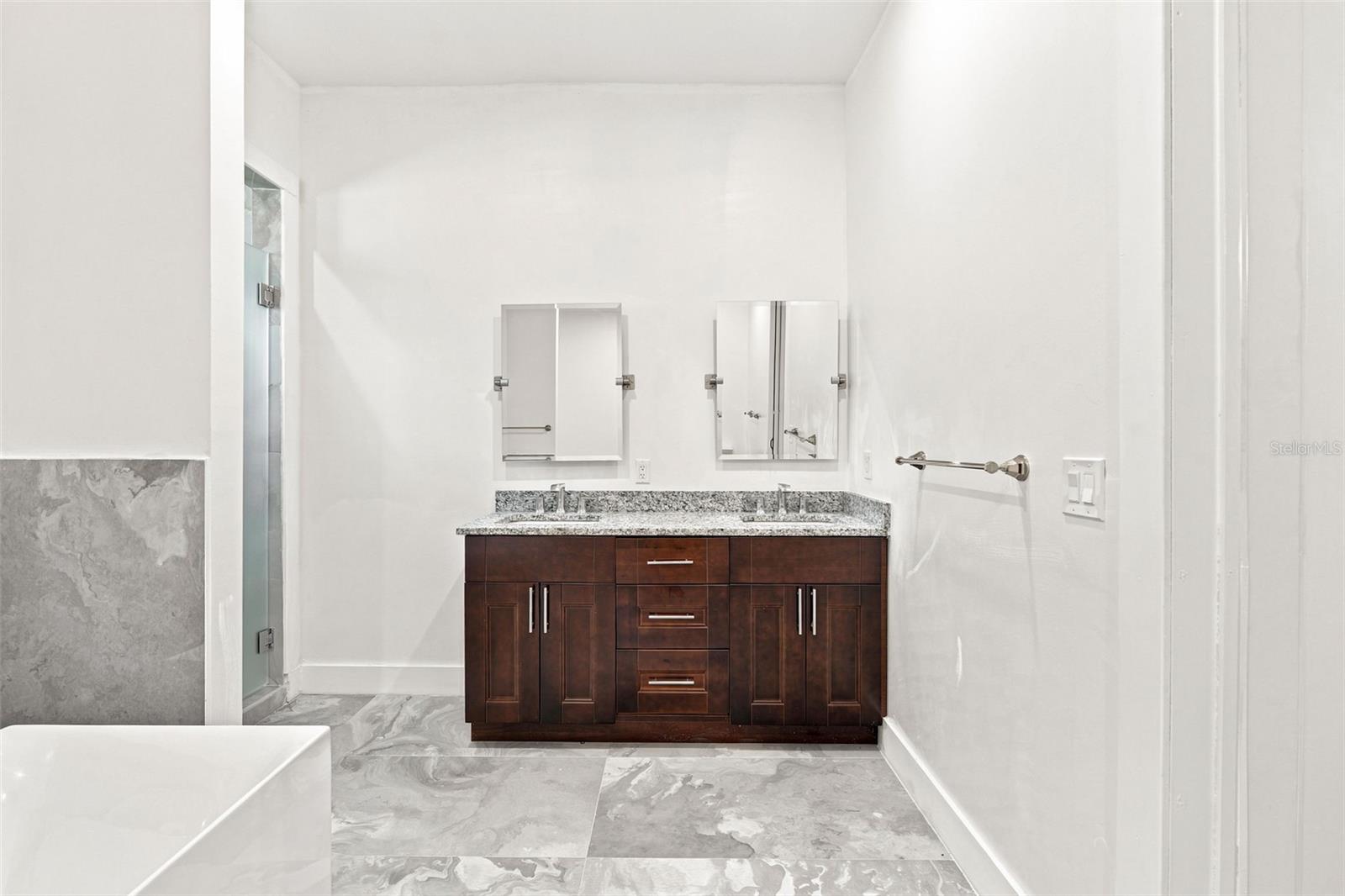 1853 DELLA DR