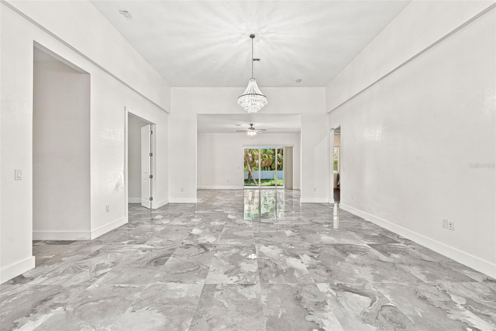 1853 DELLA DR