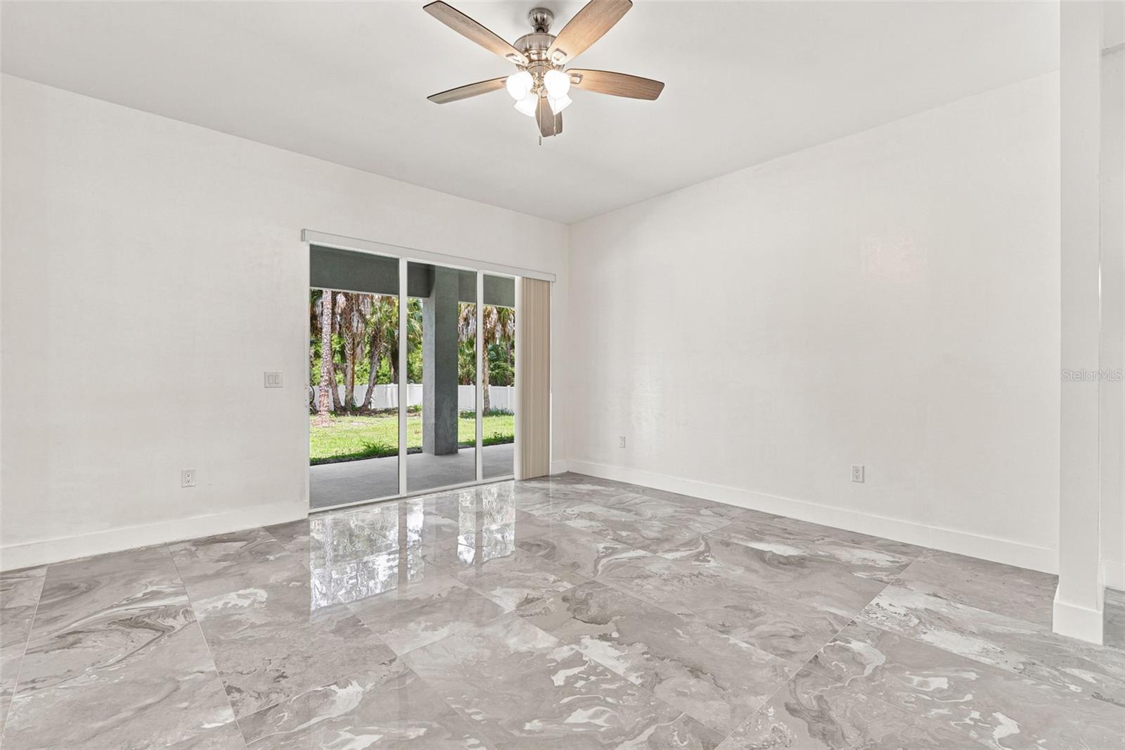 1853 DELLA DR
