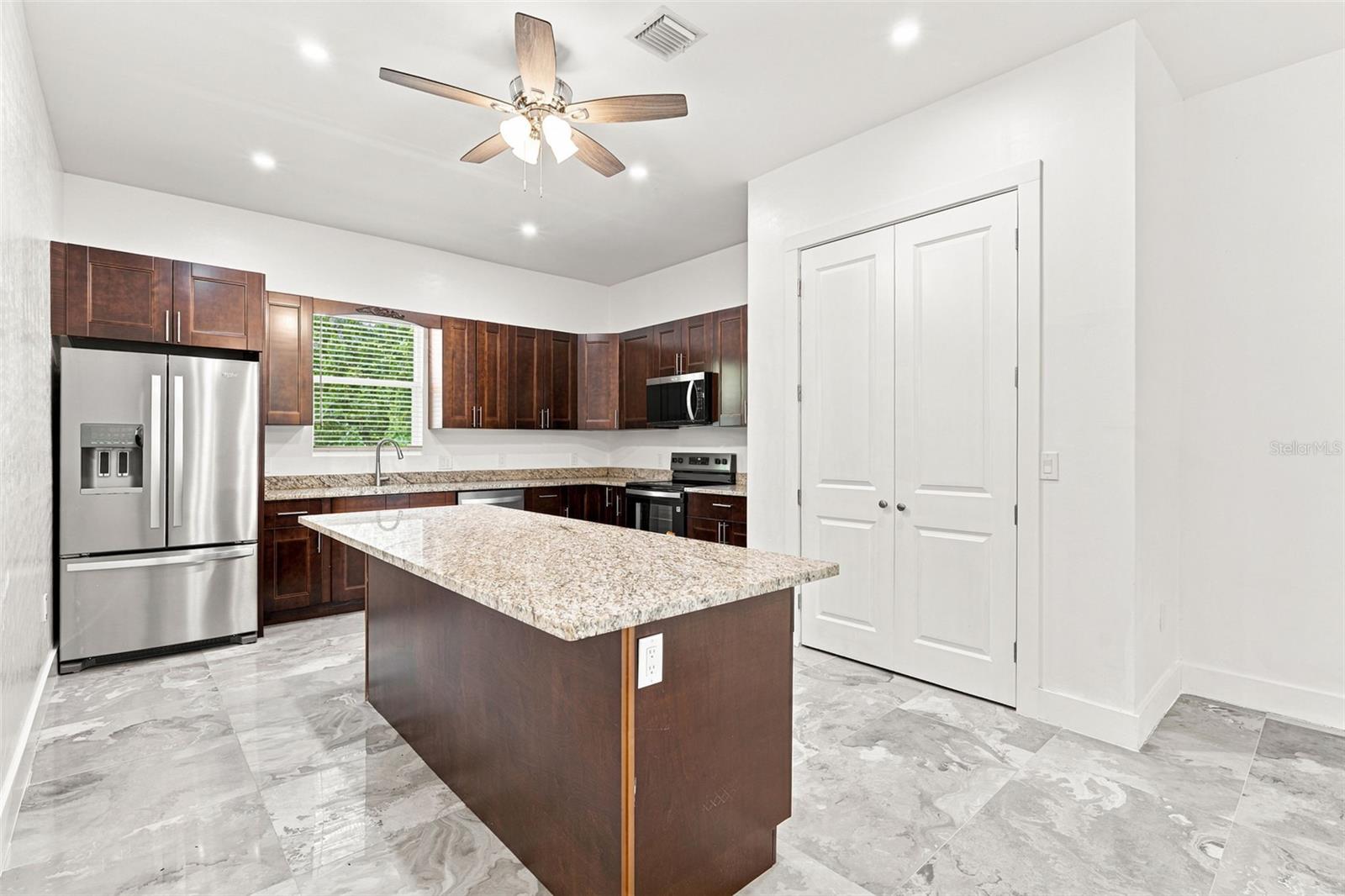1853 DELLA DR
