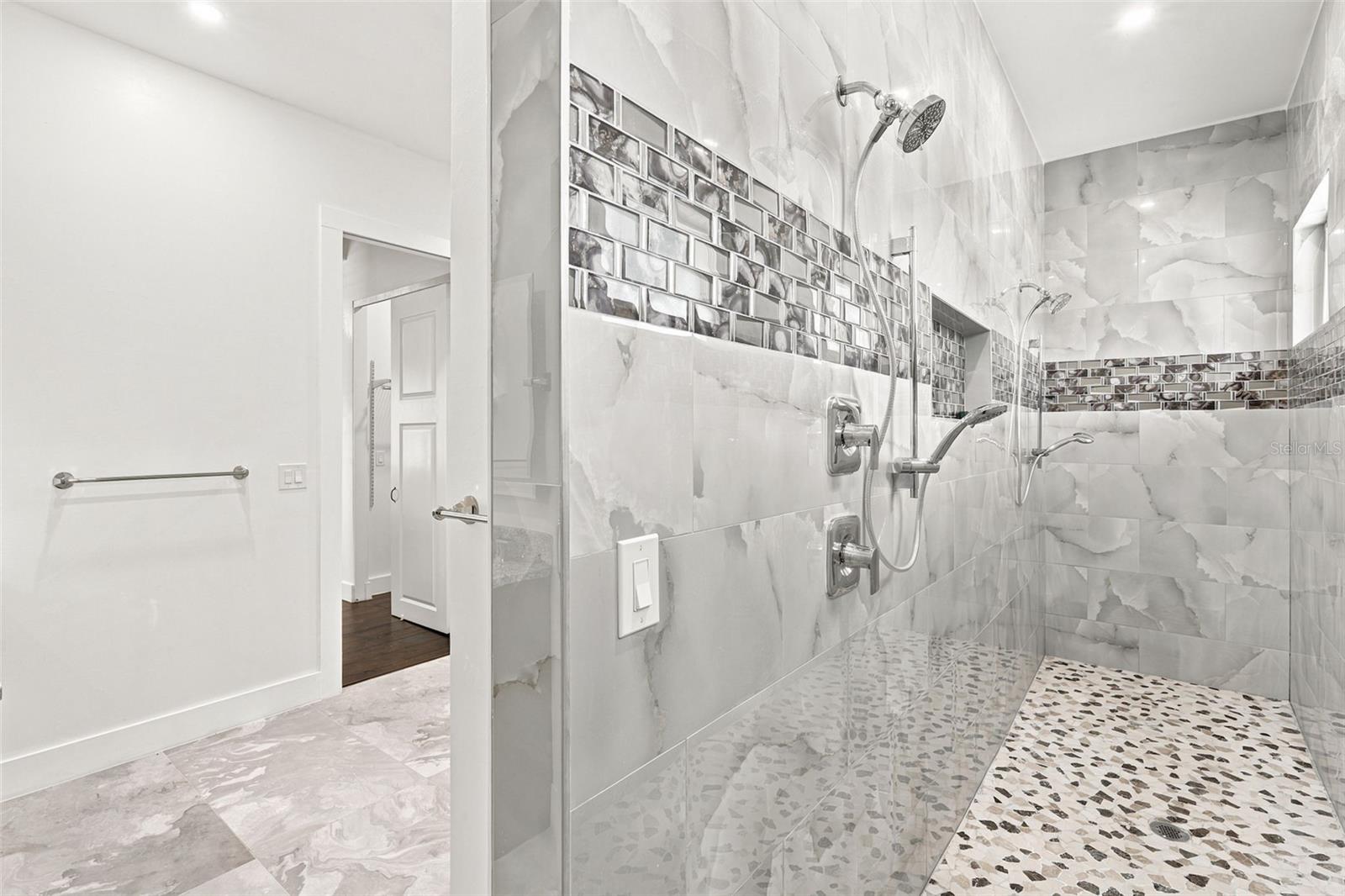 1853 DELLA DR