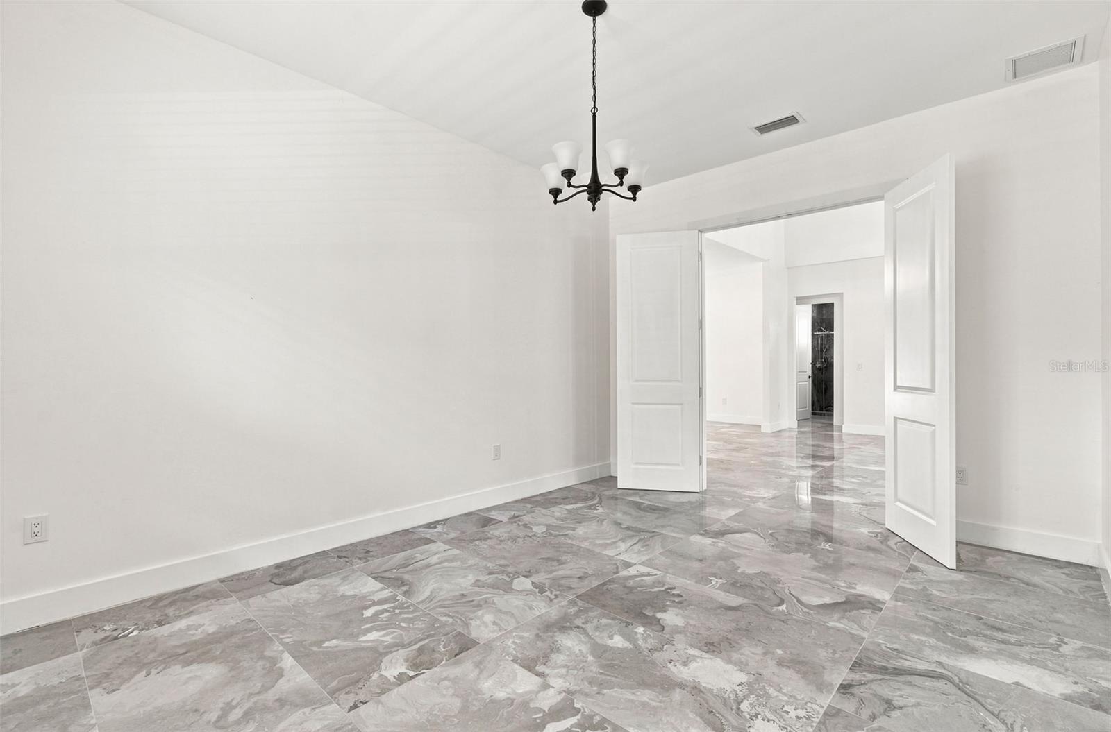 1853 DELLA DR