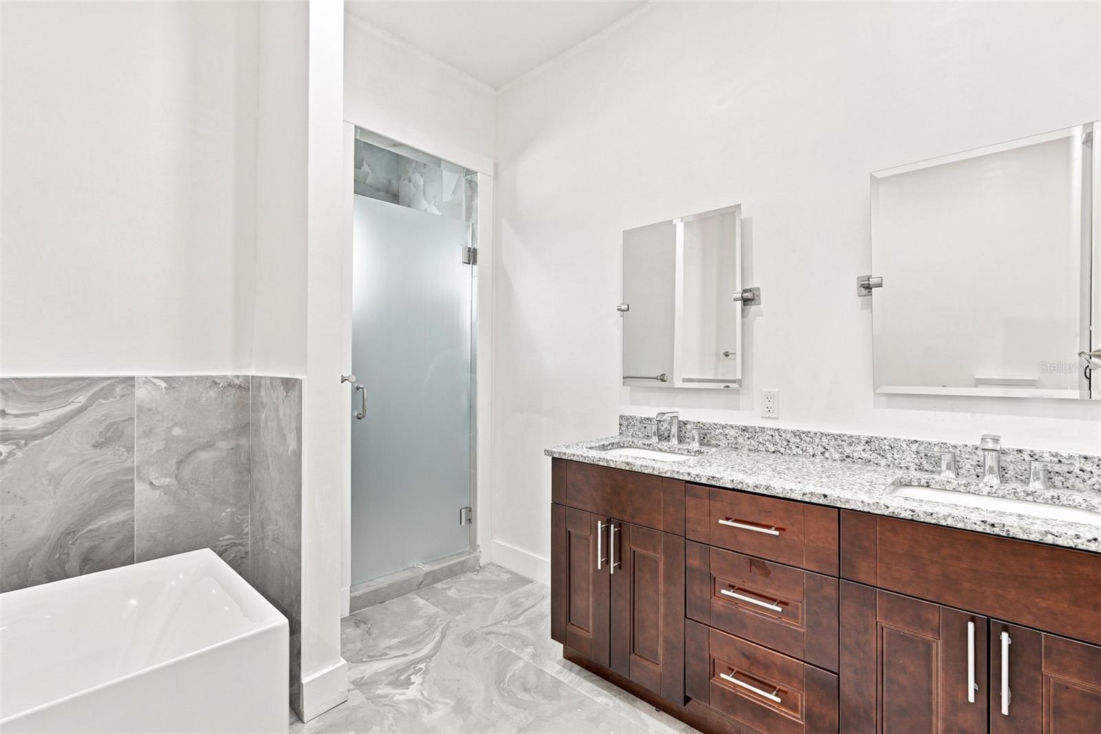 1853 DELLA DR