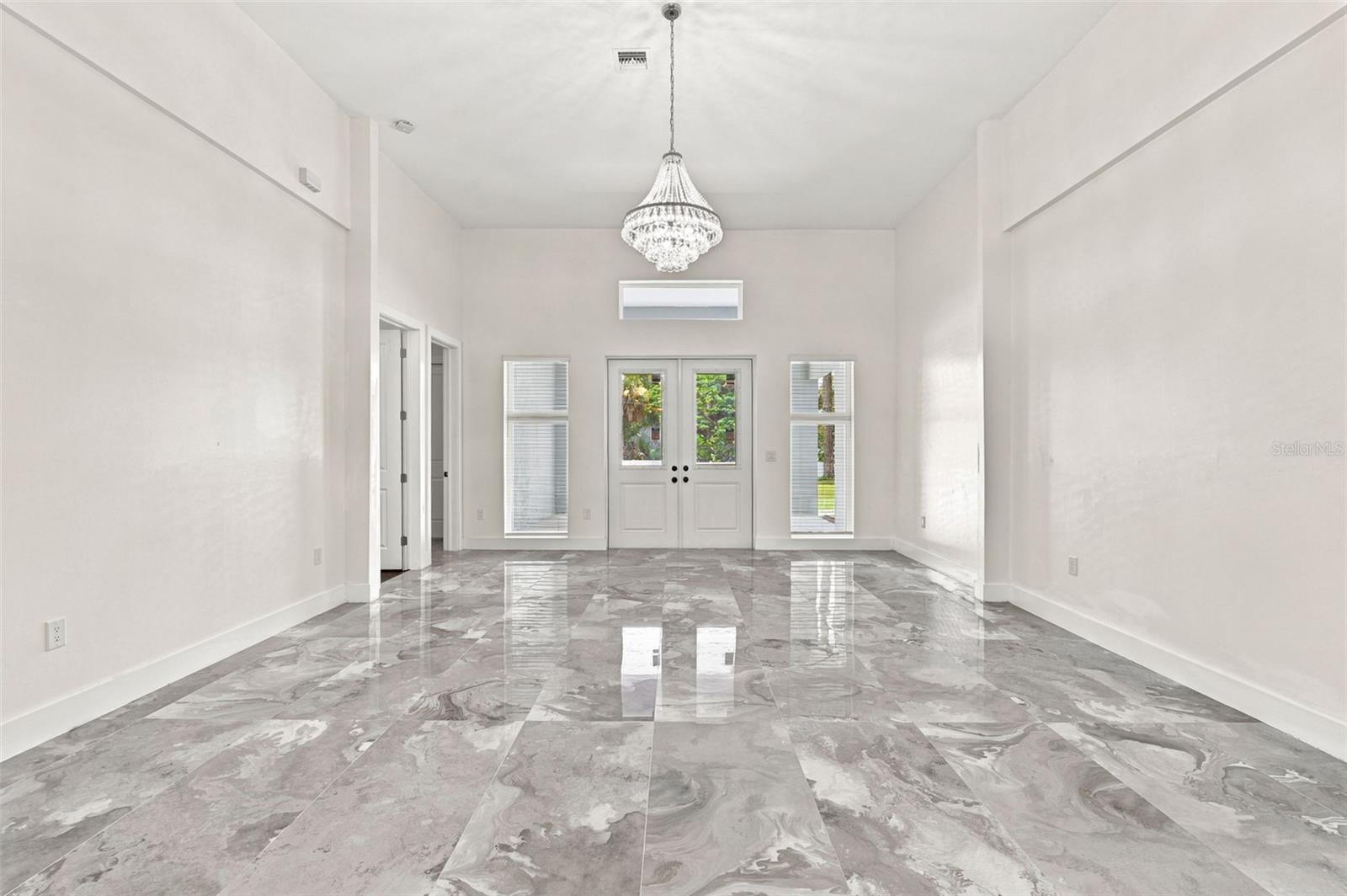 1853 DELLA DR