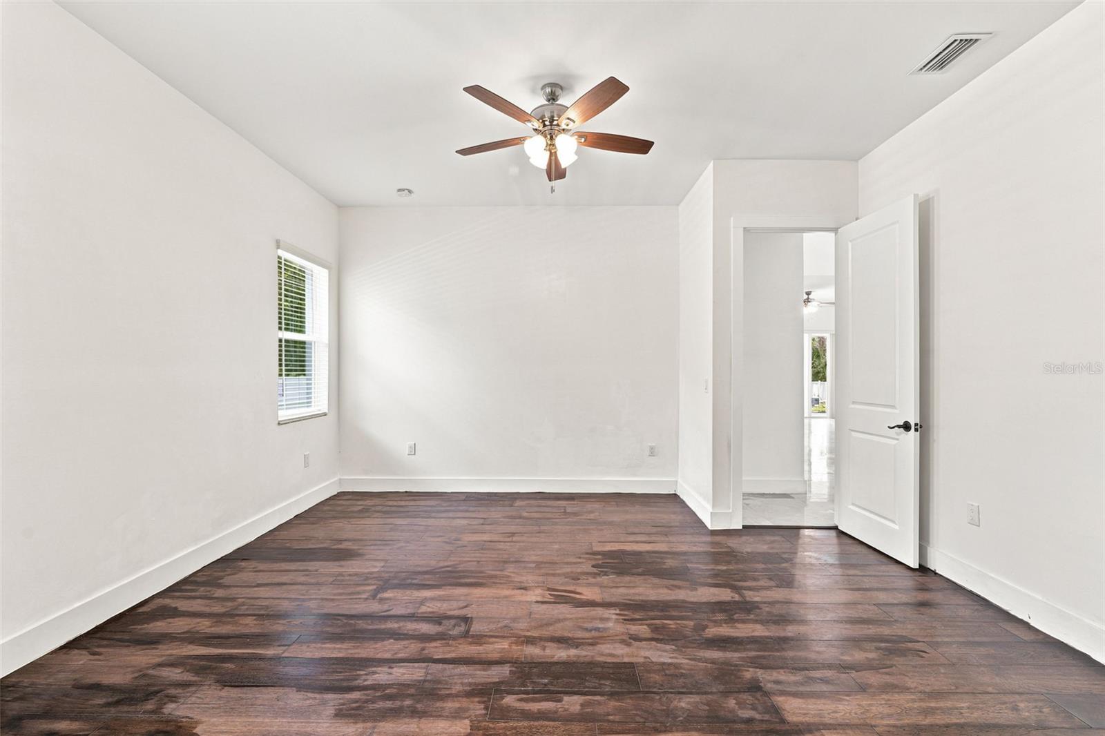 1853 DELLA DR