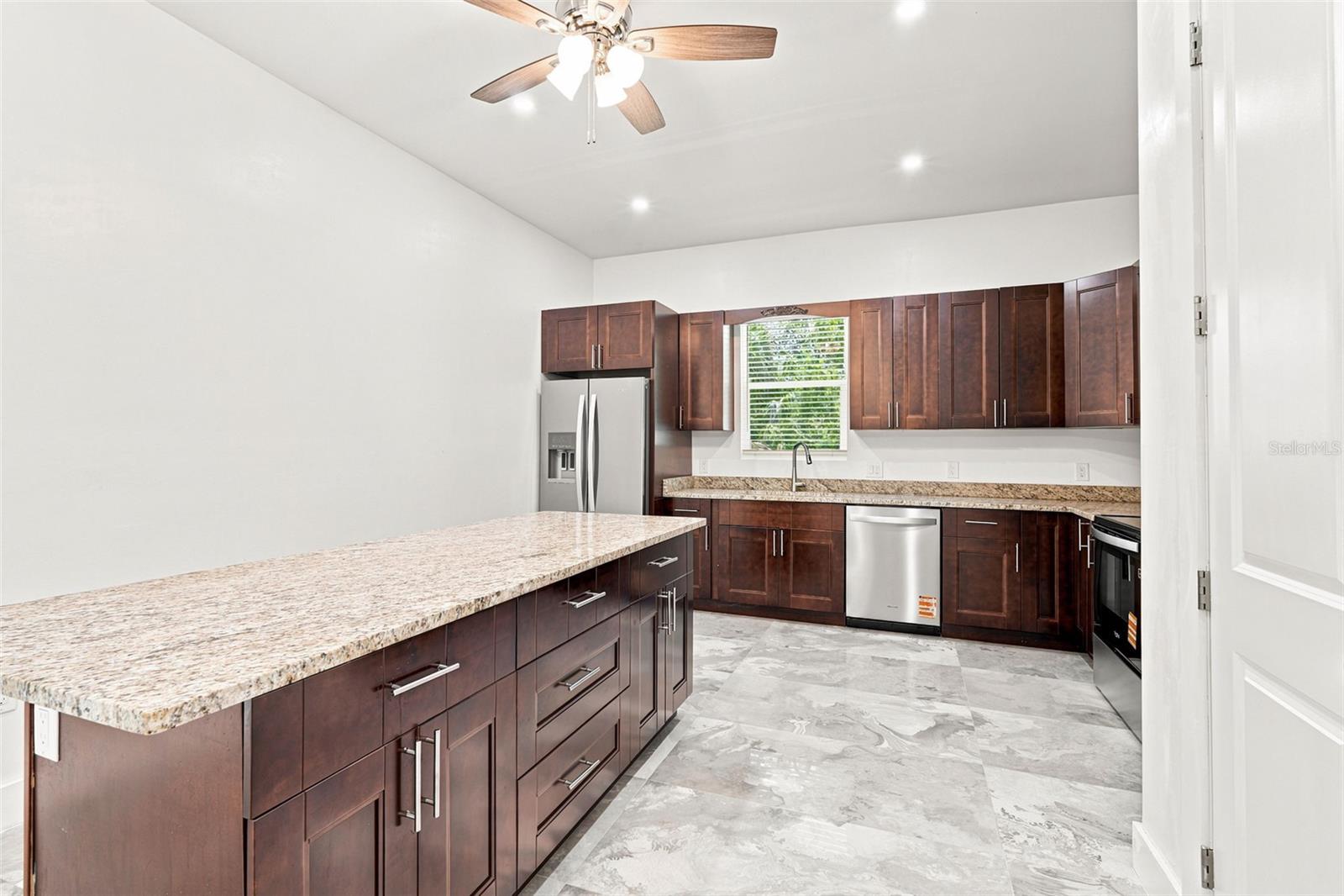 1853 DELLA DR