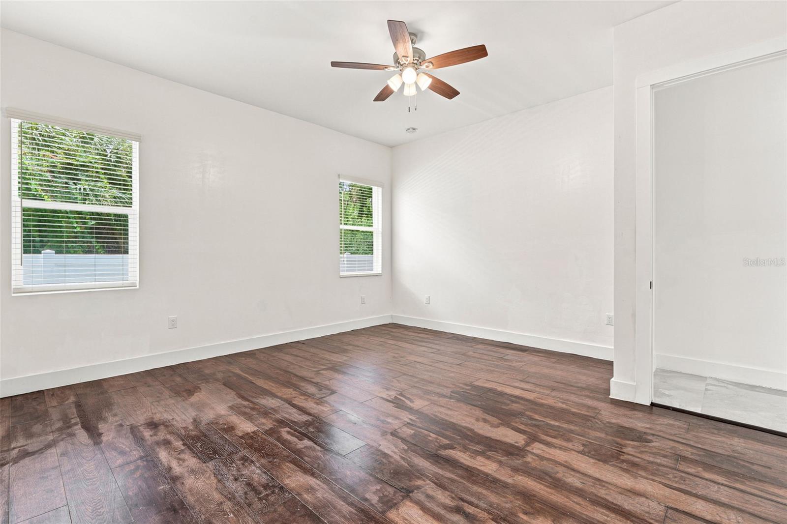 1853 DELLA DR