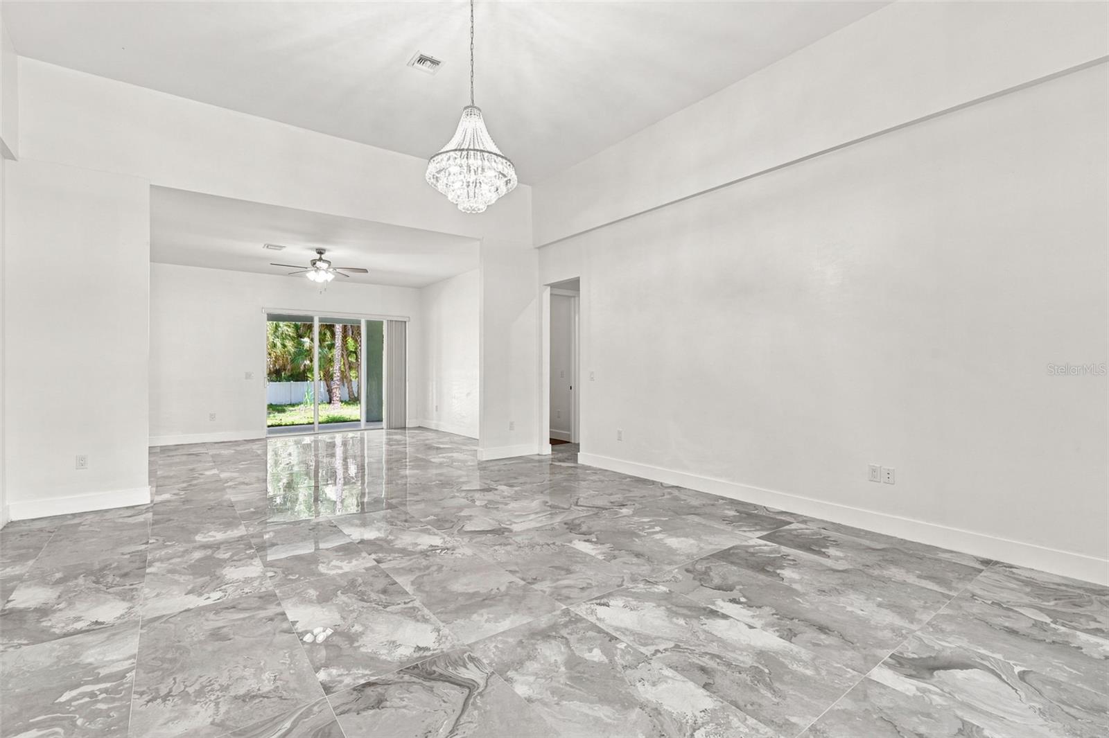 1853 DELLA DR