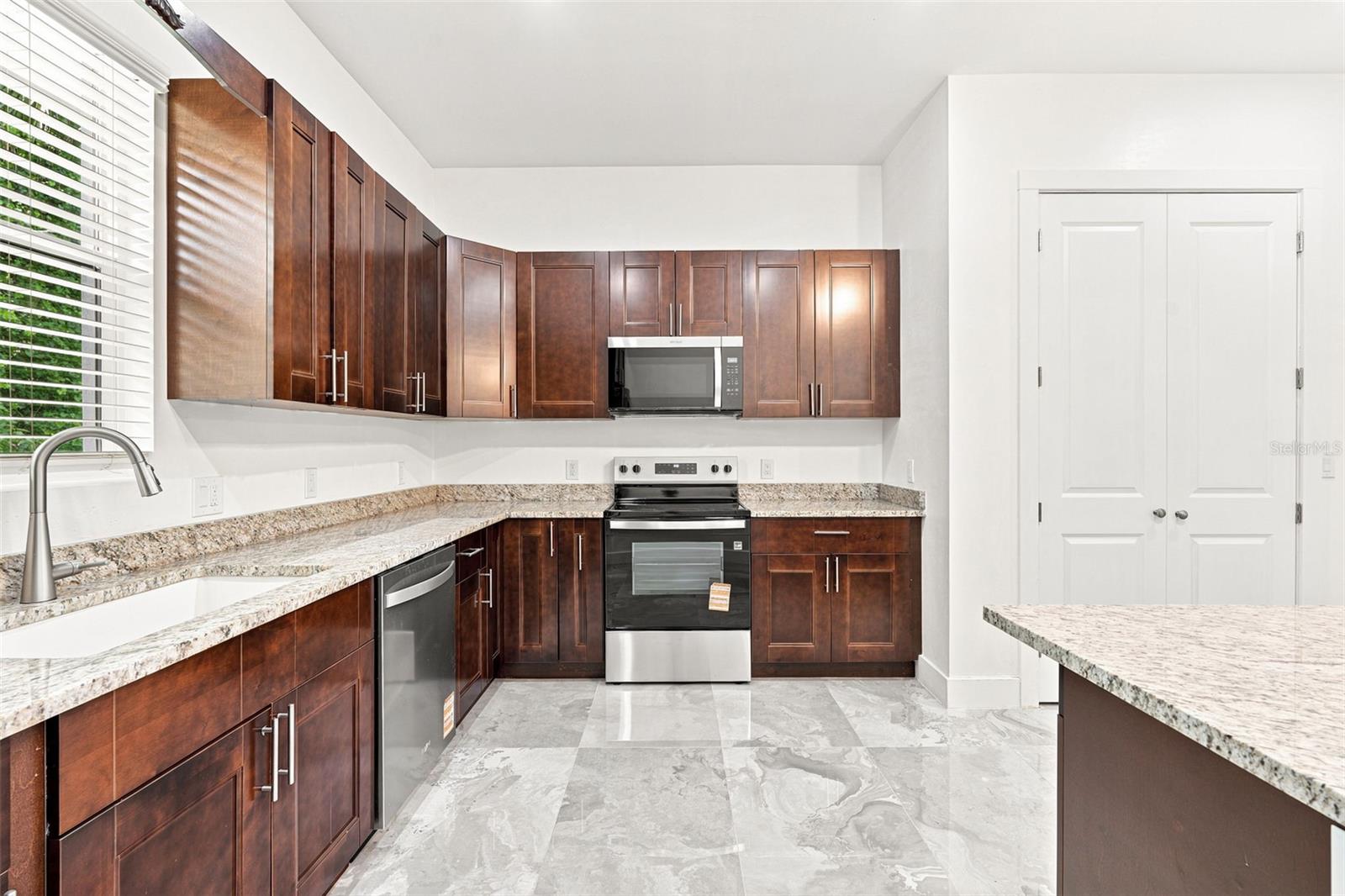 1853 DELLA DR