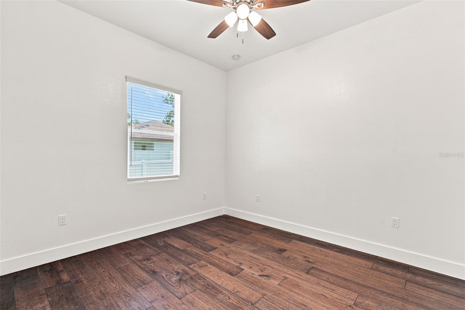 1853 DELLA DR