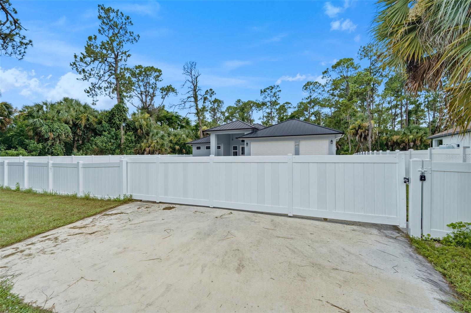 1853 DELLA DR