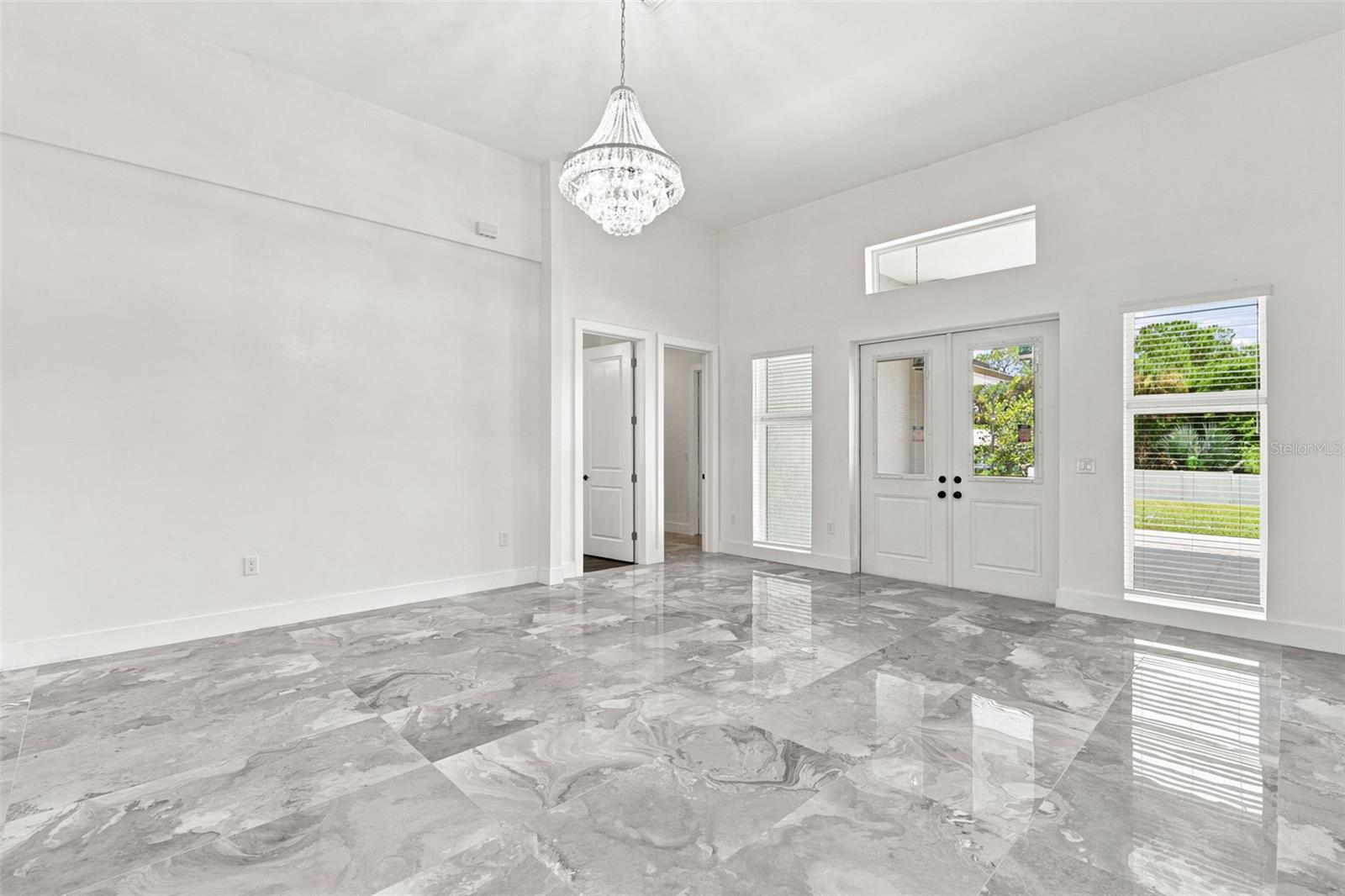 1853 DELLA DR