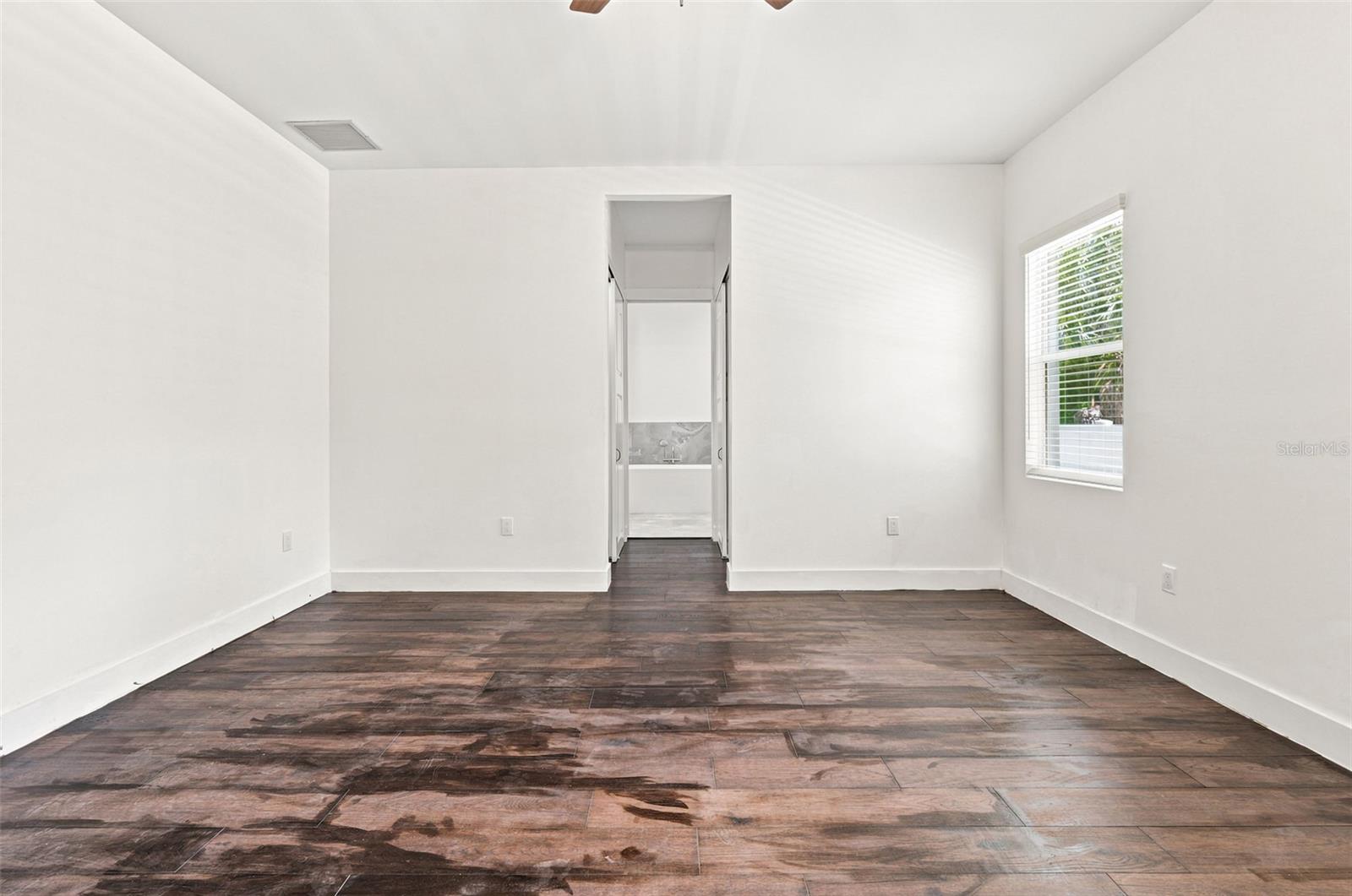 1853 DELLA DR
