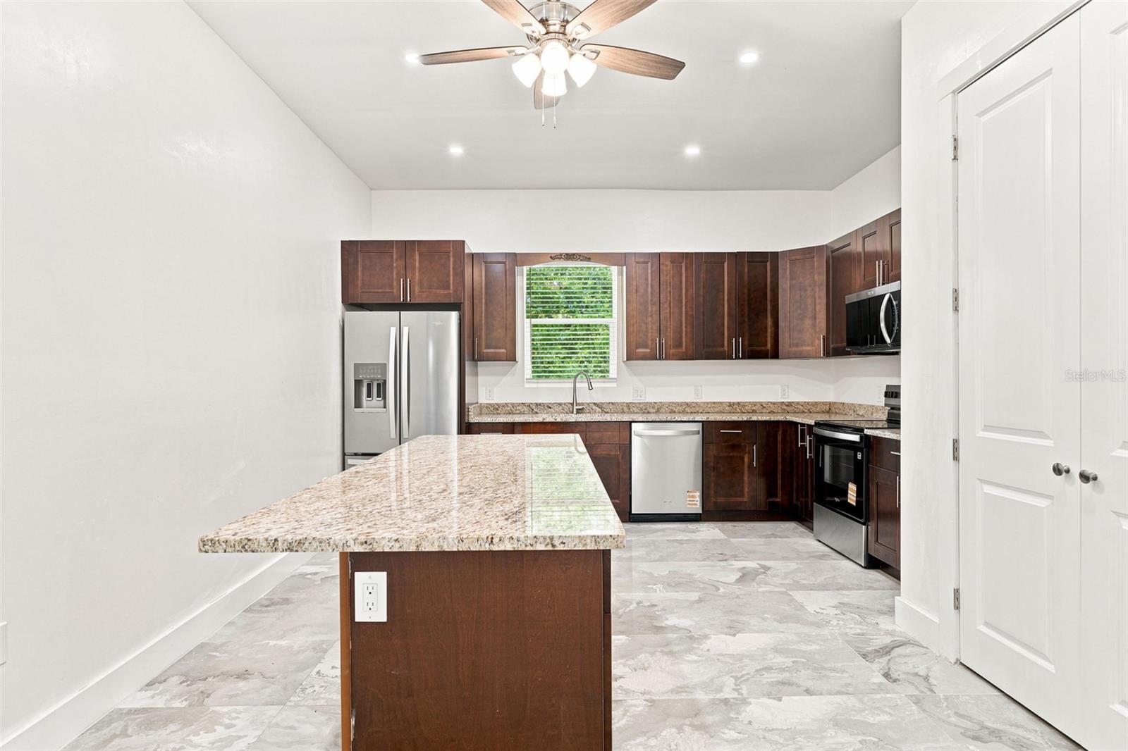 1853 DELLA DR