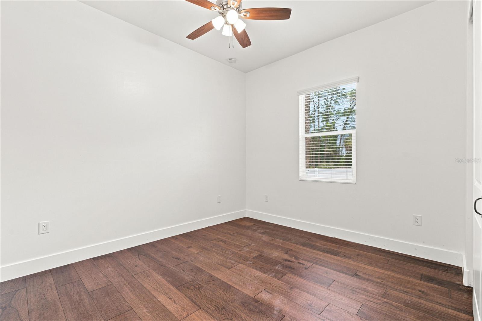 1853 DELLA DR