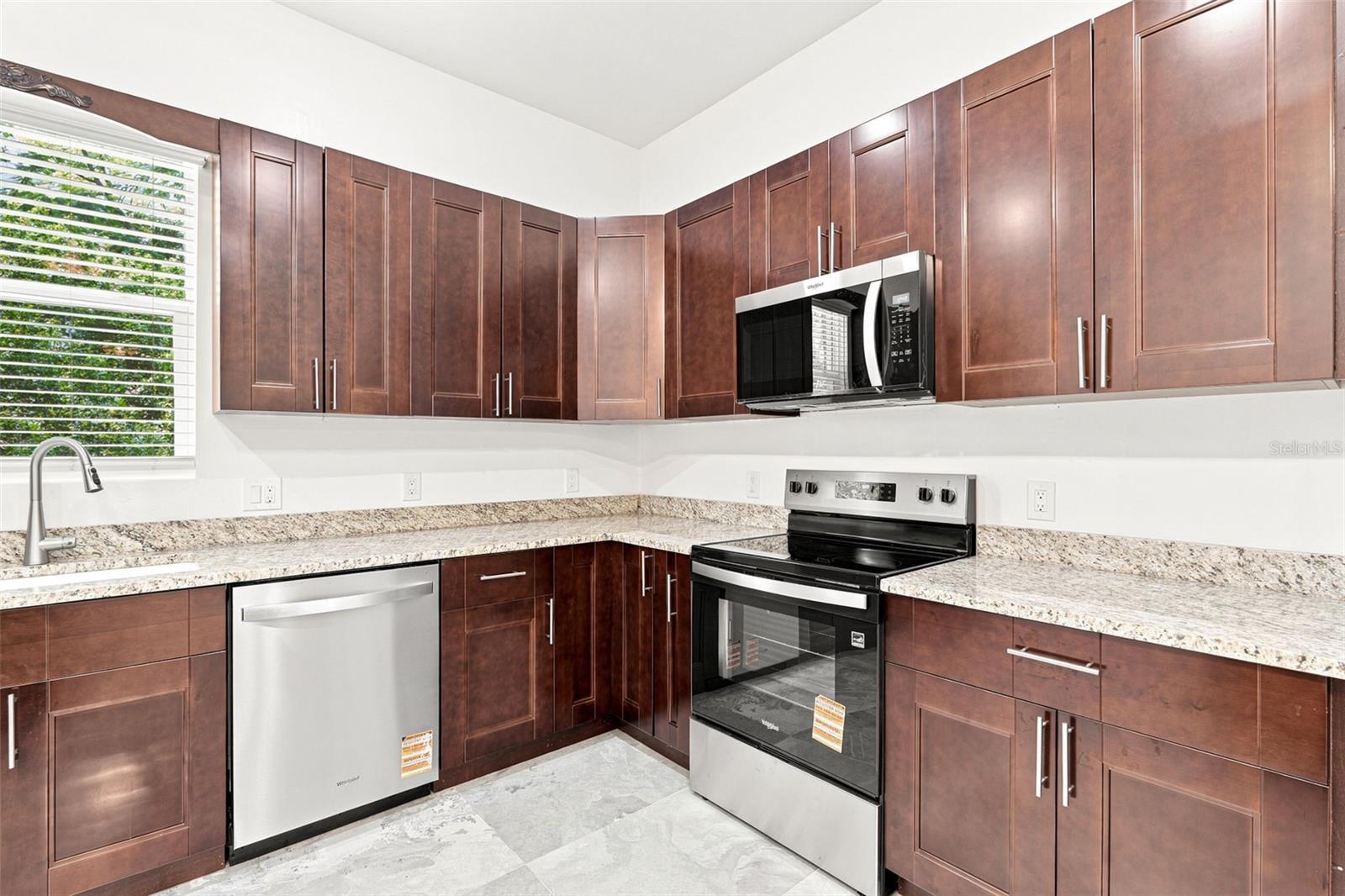 1853 DELLA DR