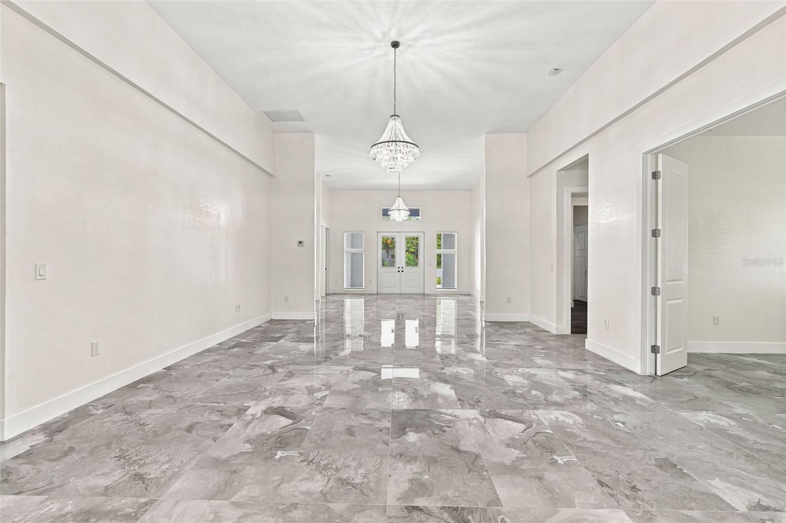 1853 DELLA DR