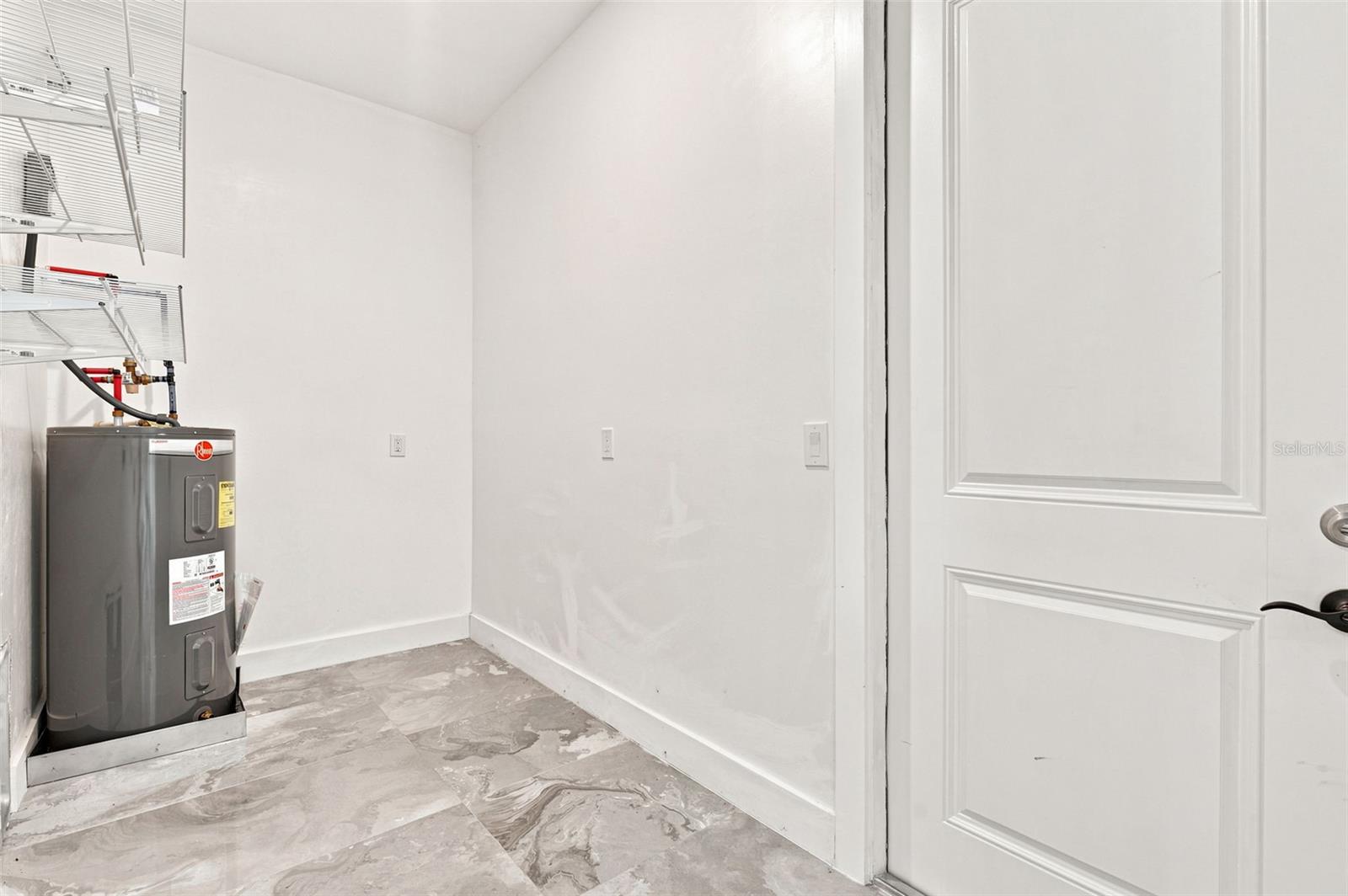 1853 DELLA DR