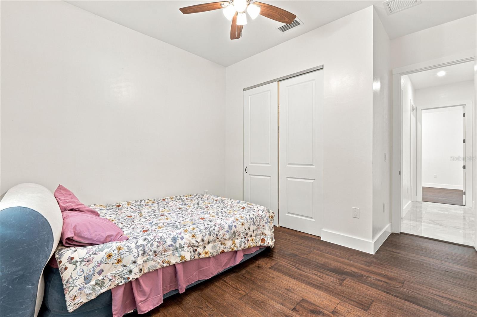1853 DELLA DR