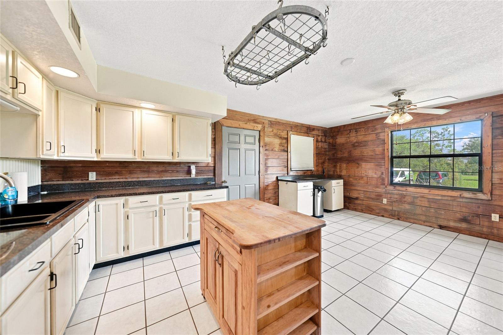 6609 PINEWOOD LN