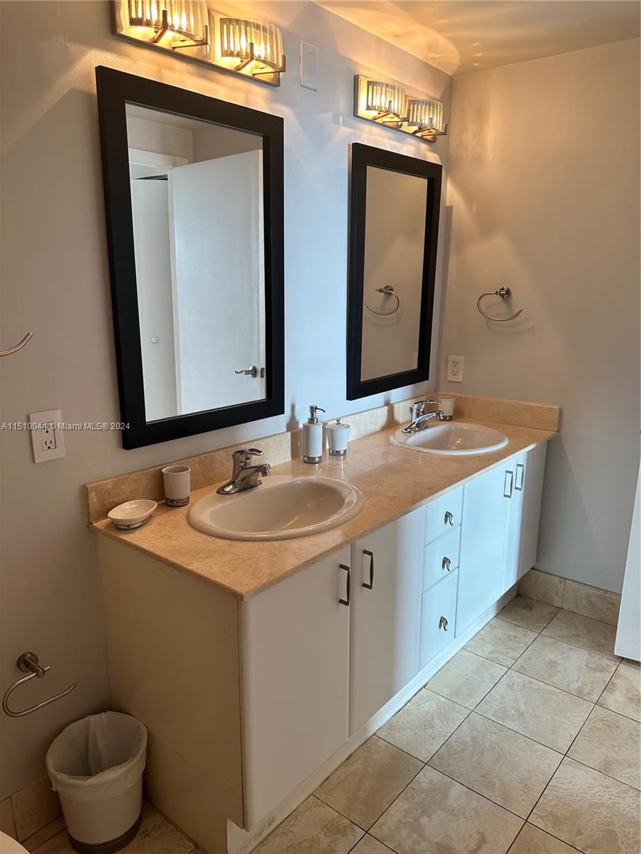 2475 Brickell Ave # 1008
