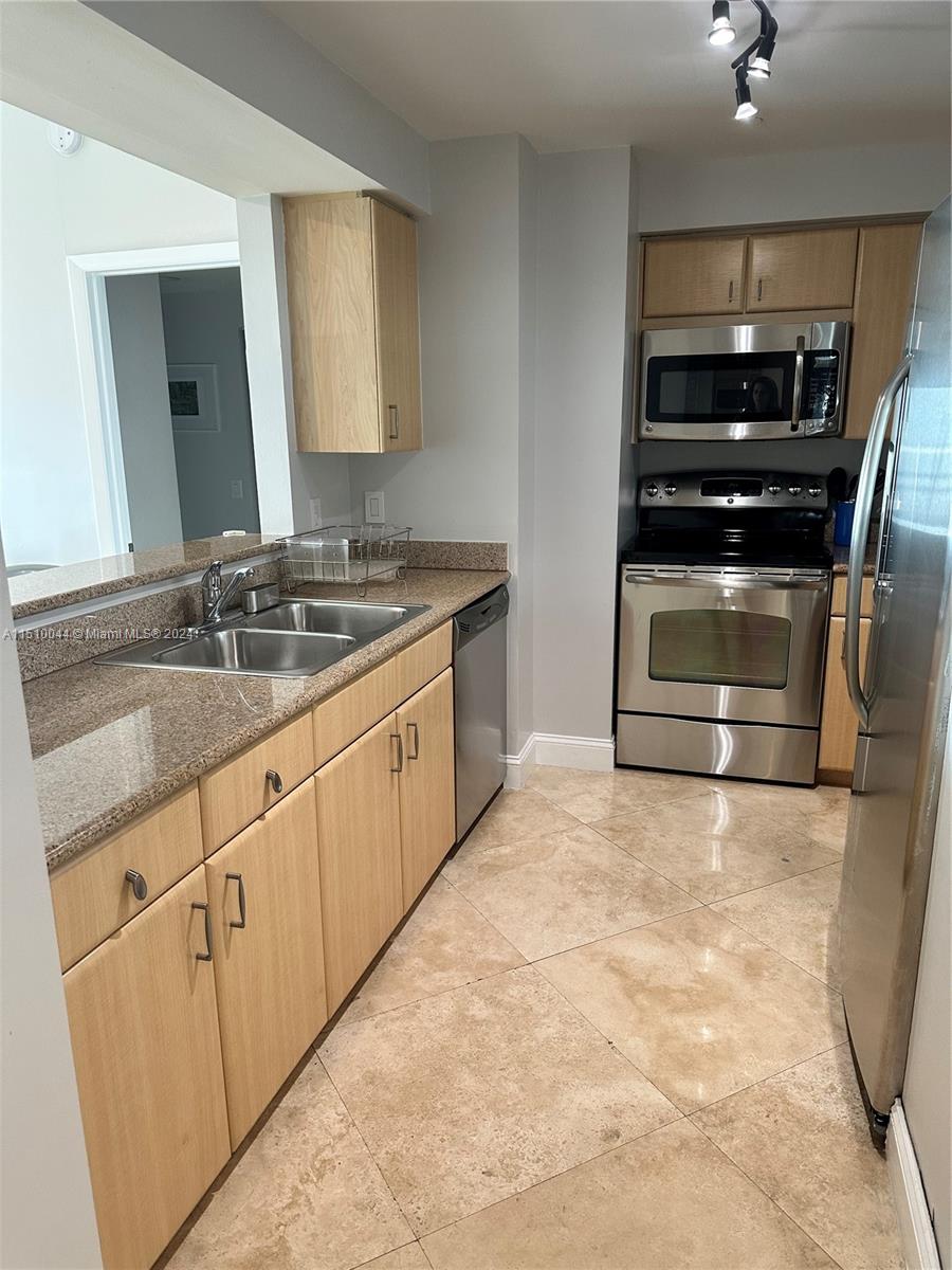 2475 Brickell Ave # 1008