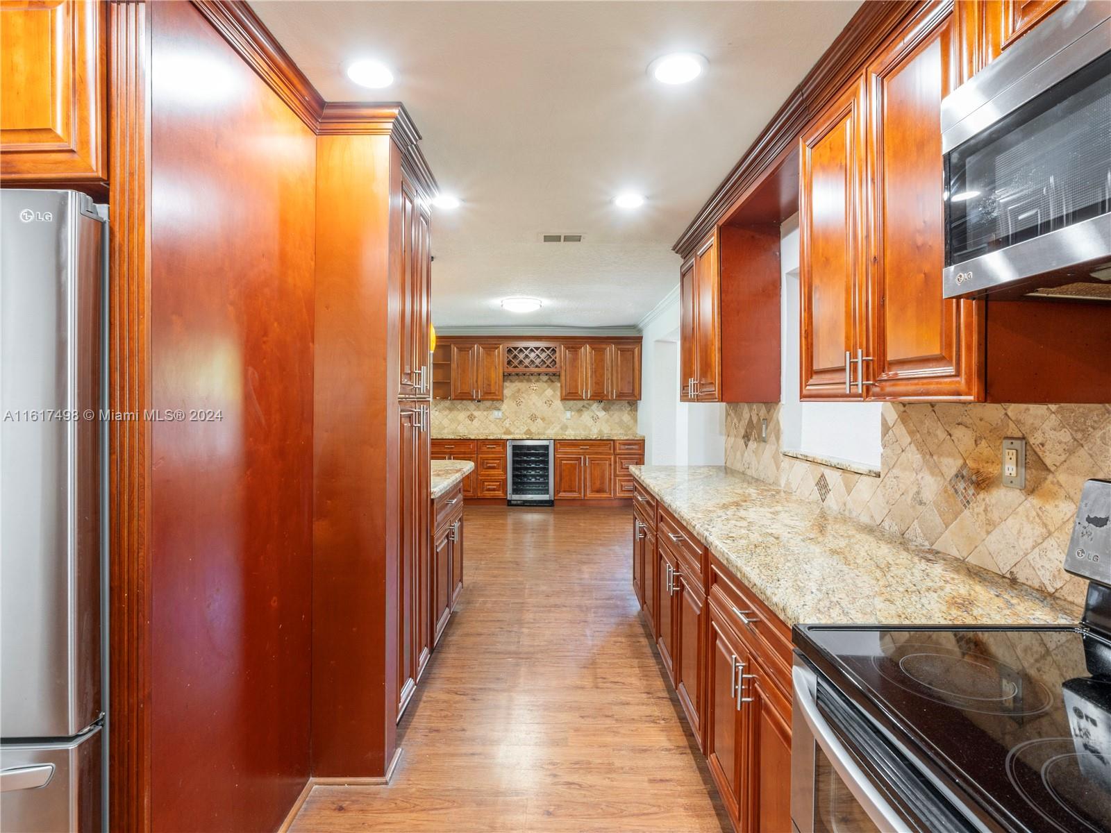 650 NW 38th Ct