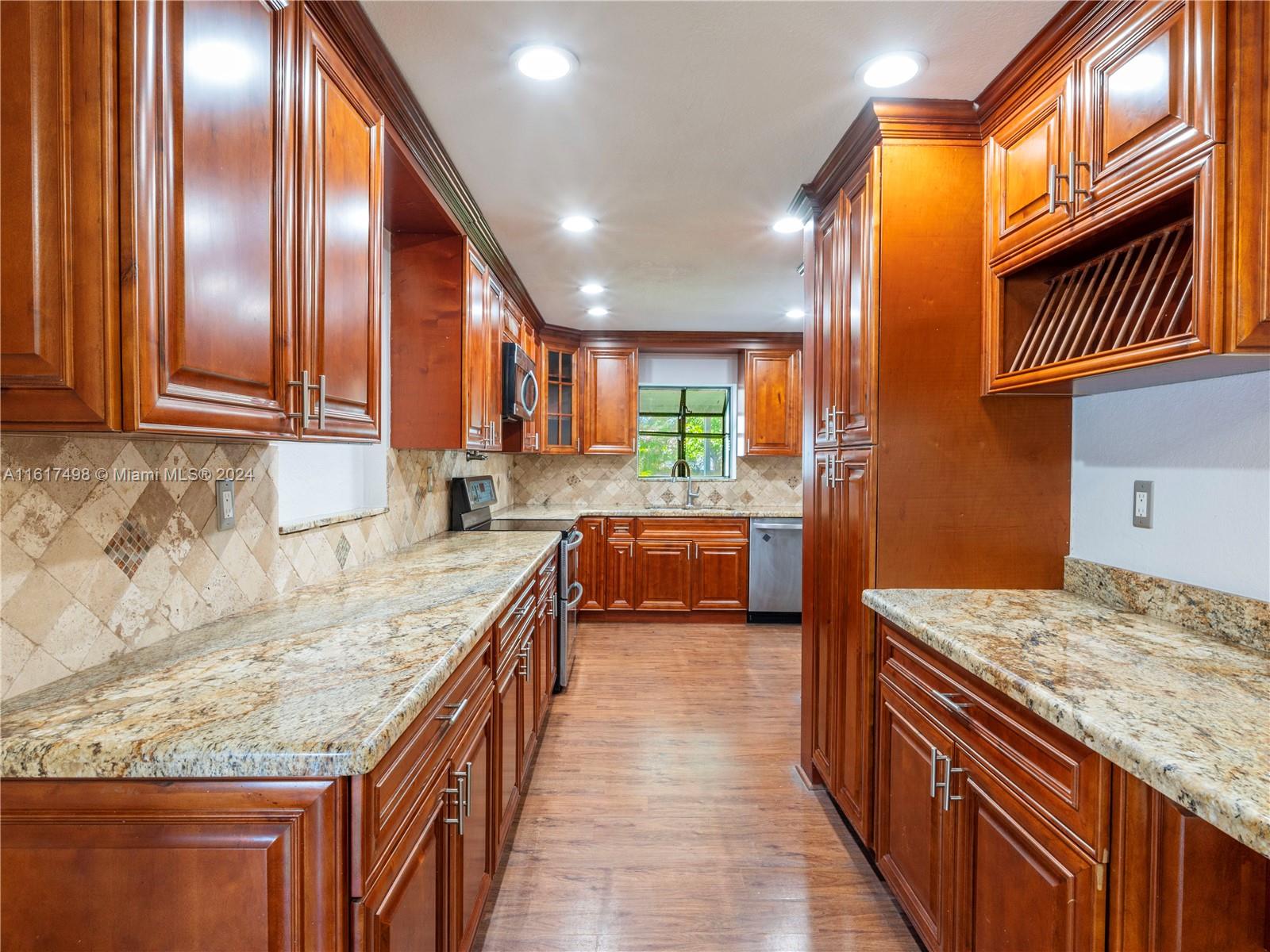 650 NW 38th Ct