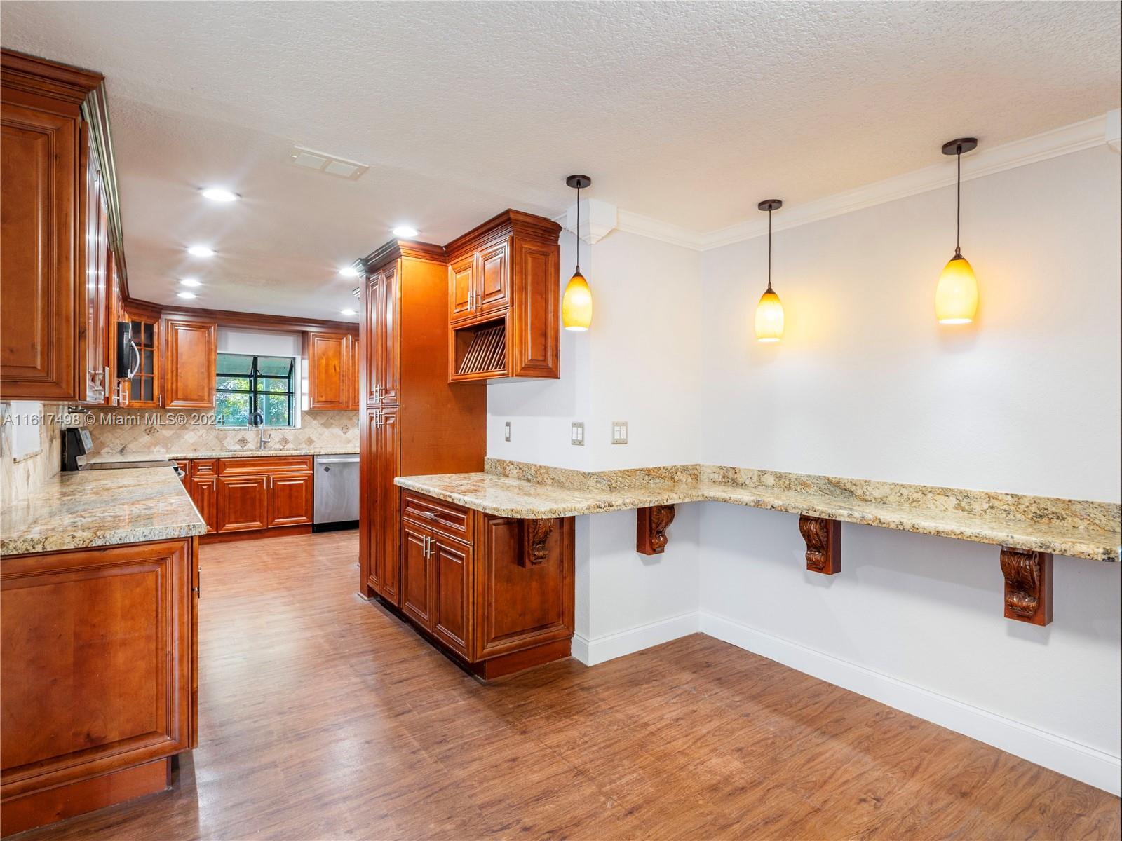 650 NW 38th Ct