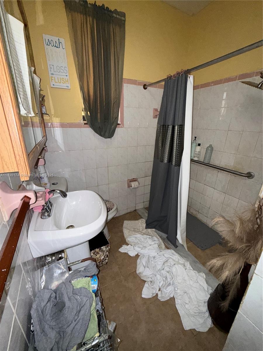 794 NW 44th St