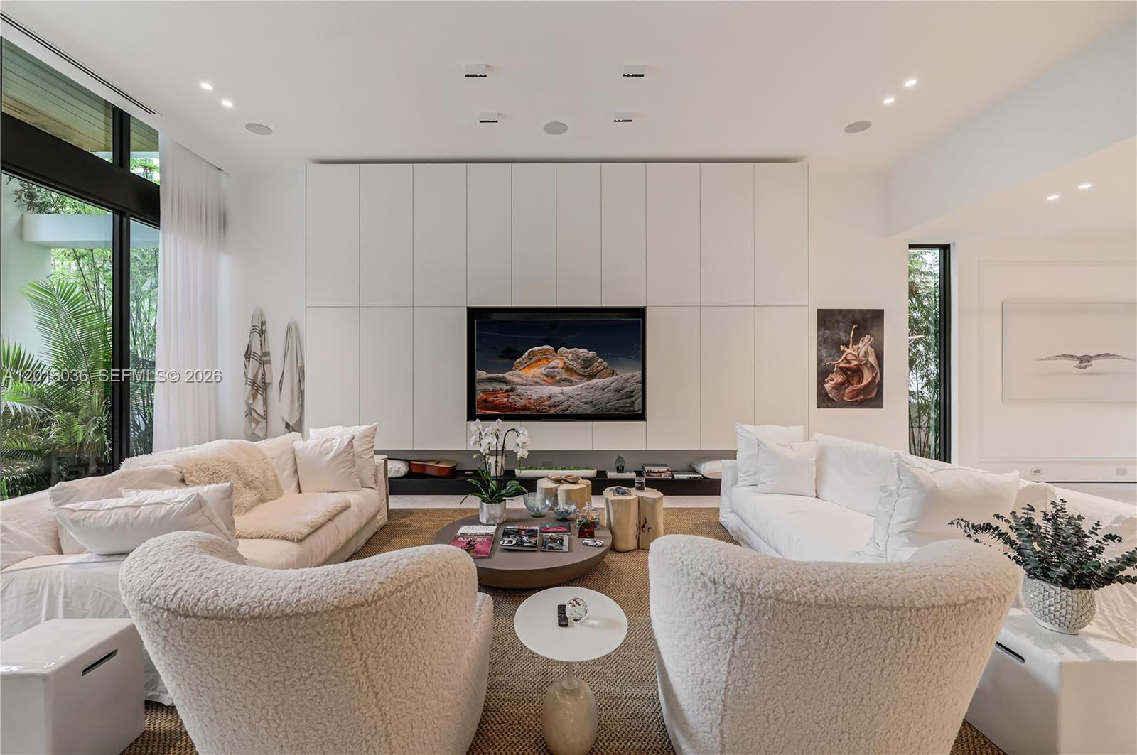1092 N Venetian Dr