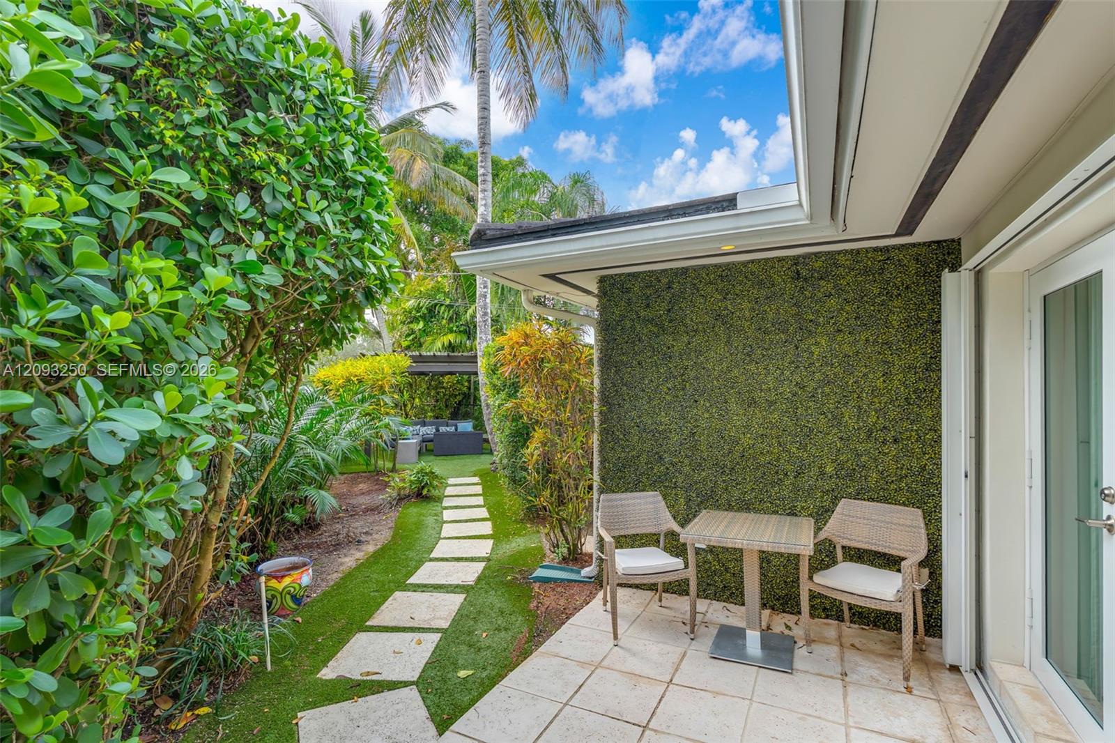 700 Vilabella Ave