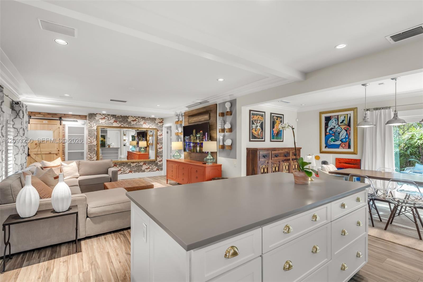700 Vilabella Ave