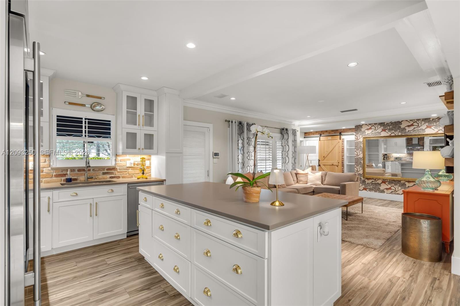 700 Vilabella Ave